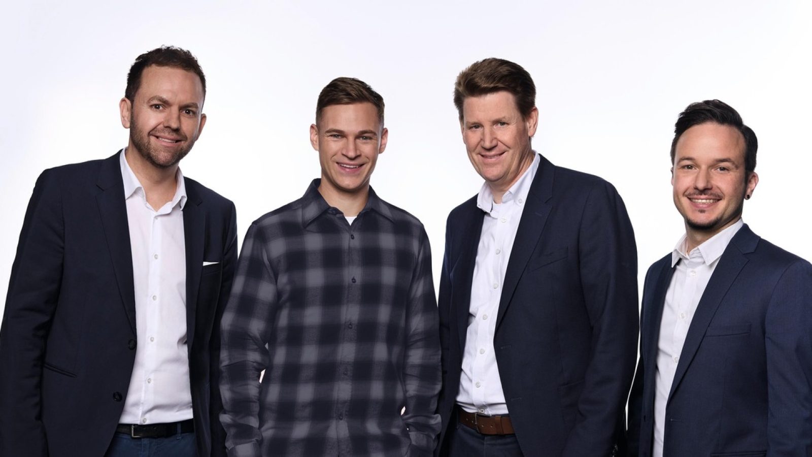 Joshua Kimmich neuer Partner von Valensina: starker Markenbotschafter für starke Marke
v.l.n.r: Marvin Mettelsiefen (Bereichsleiter Vertrieb und Marketing Valensina Gruppe), Joshua Kimmich (Fußballprofi), Tino Mocken (Geschäftsführer Valensina Gruppe), Jan Schäfer (Stellvertretende Leitung Marketing Valensina) / Weiterer Text über ots und www.presseportal.de/nr/167545 / Die Verwendung dieses Bildes für redaktionelle Zwecke ist unter Beachtung aller mitgeteilten Nutzungsbedingungen zulässig und dann auch honorarfrei. Veröffentlichung ausschließlich mit Bildrechte-Hinweis.