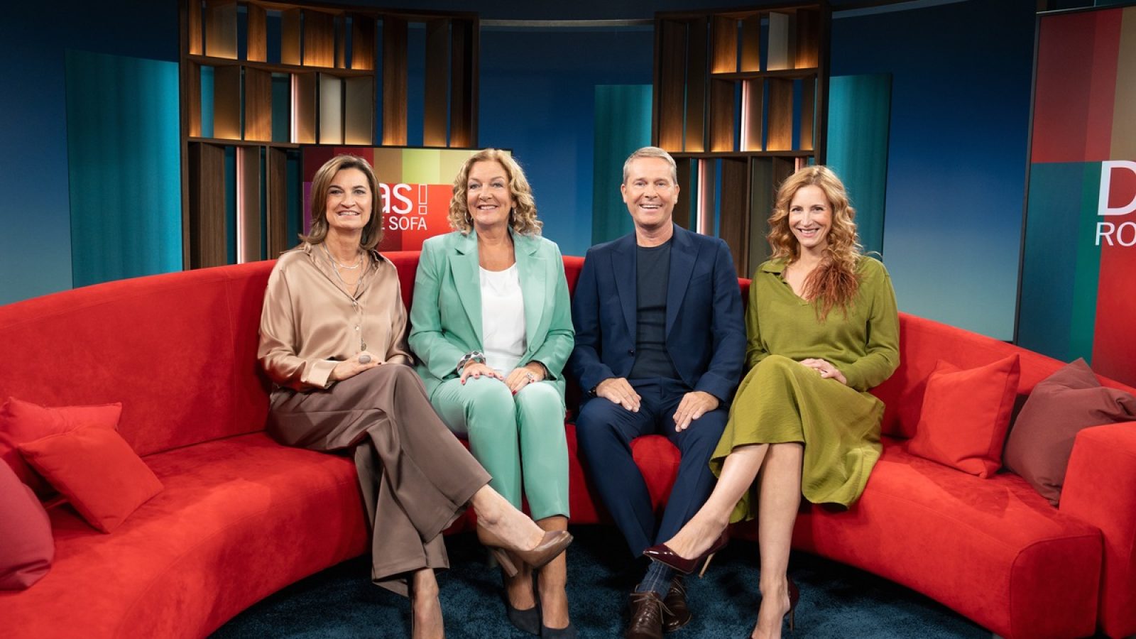 Die Moderatoren der Sendung "DAS! Rote Sofa": Inka Schneider, Bettina Tietjen, Hinnerk Baumgarten und Ilka Petersen (v. l. n. r.). / Weiterer Text über ots und www.presseportal.de/nr/6561 / Die Verwendung dieses Bildes für redaktionelle Zwecke ist unter Beachtung aller mitgeteilten Nutzungsbedingungen zulässig und dann auch honorarfrei. Veröffentlichung ausschließlich mit Bildrechte-Hinweis.