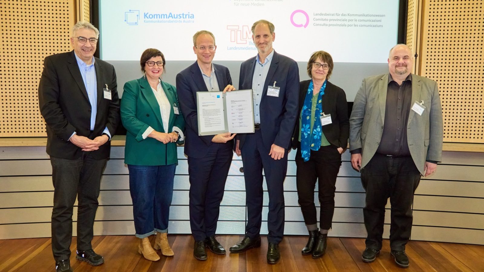 Gemeinsame Erklärung zur Kooperation in Sachen Medienkompetenz (v.l.n.r.): Jochen Fasco (TLM),  Mag.a Judith Gögele (LBK Südtirol), Dr. Thorsten Schmiege (BLM), Dr. Wolfgang Kreißig (LFk), Dr. Susanne Marxer (BAKOM Schweiz), Mag. Michael Ogris (KommAustria)

Copyright: Jan Scheutzow/BLM / Weiterer Text über ots und www.presseportal.de/nr/62483 / Die Verwendung dieses Bildes für redaktionelle Zwecke ist unter Beachtung aller mitgeteilten Nutzungsbedingungen zulässig und dann auch honorarfrei. Veröffentlichung ausschließlich mit Bildrechte-Hinweis.