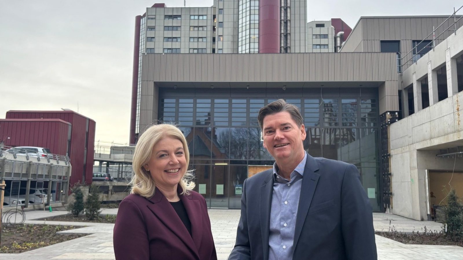 Zukünftig Doppelspitze in der Geschäftsführung am Klinikum Bielefeld: Zum 01. April 2026 übernimmt Prof. Dr. Annegret Kuhn, MBA, die neu geschaffene Position der Medizinischen Geschäftsführerin und wird das Klinikum Bielefeld gleichberechtigt mit Michael Ackermann, Kaufmännische Geschäftsführung, führen. / Weiterer Text über ots und www.presseportal.de/nr/81981 / Die Verwendung dieses Bildes für redaktionelle Zwecke ist unter Beachtung aller mitgeteilten Nutzungsbedingungen zulässig und dann auch honorarfrei. Veröffentlichung ausschließlich mit Bildrechte-Hinweis.