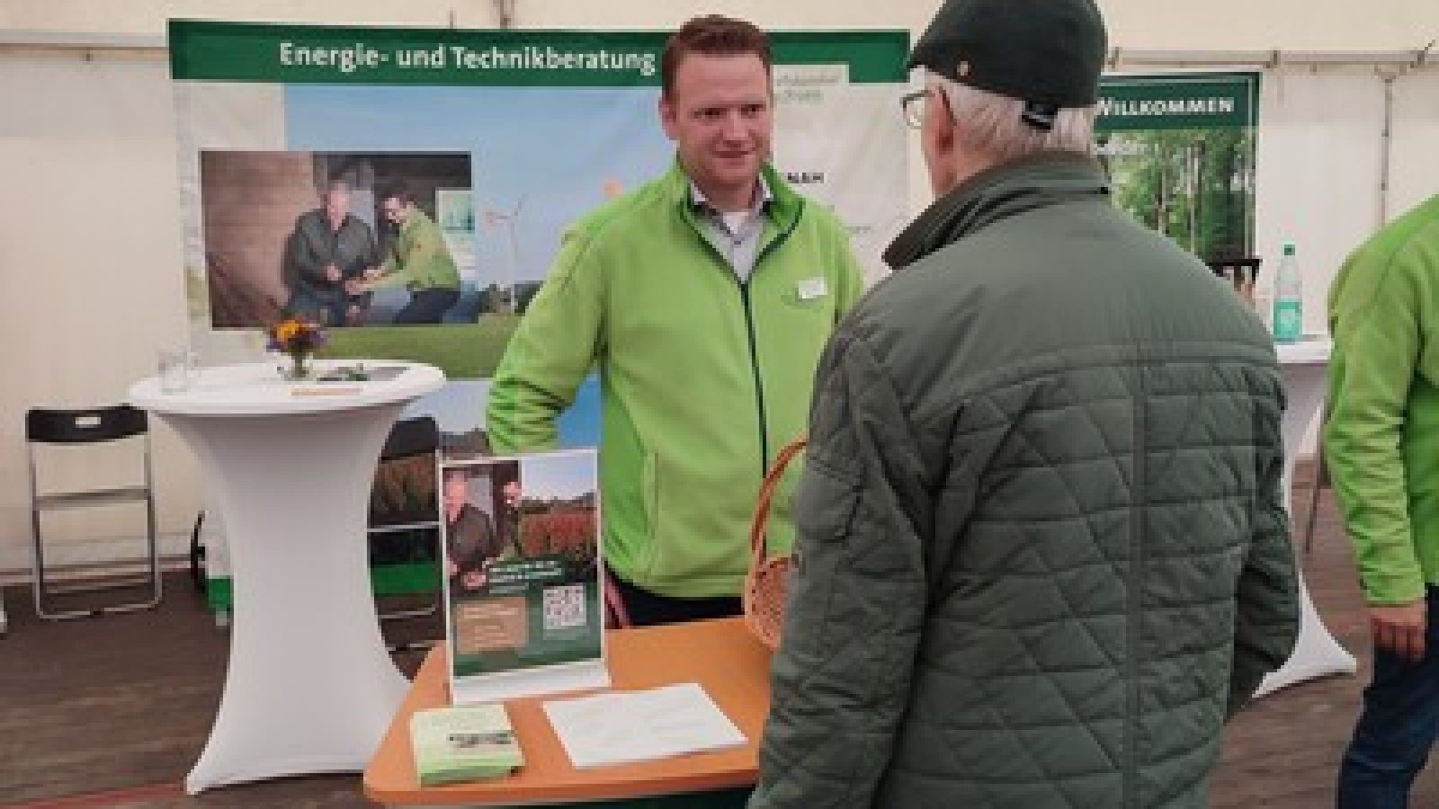 Die Messe „Heizen mit Holz“ in Leese zog zahlreiche Besucher an, die sich über nachhaltige Energiegewinnung informierten. © Gerold Tammen