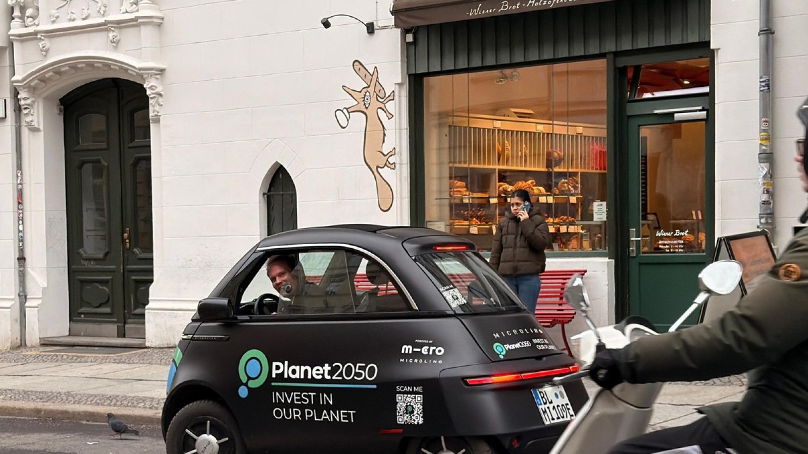 Der Berliner Unternehmer Robin Binder ist künftig mit einem elektrischen Microlino von Planet2050 im Stadtverkehr unterwegs / Weiterer Text über ots und www.presseportal.de/nr/178406 / Die Verwendung dieses Bildes für redaktionelle Zwecke ist unter Beachtung aller mitgeteilten Nutzungsbedingungen zulässig und dann auch honorarfrei. Veröffentlichung ausschließlich mit Bildrechte-Hinweis.