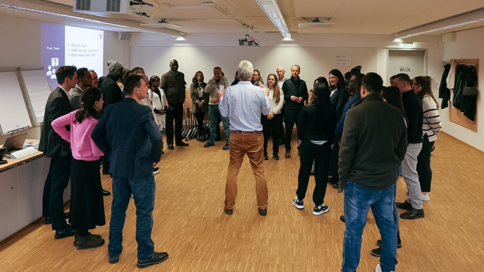 35 Teilnehmende aus 15 Ländern beim Eröffnungstag des 4. Lehrgangs "Circular and Return Migration Management" vom Münchner Forum für Dialog an der Universiät für Weiterbildung in Krems / Weiterer Text über ots und www.presseportal.de/nr/177781 / Die Verwendung dieses Bildes für redaktionelle Zwecke ist unter Beachtung aller mitgeteilten Nutzungsbedingungen zulässig und dann auch honorarfrei. Veröffentlichung ausschließlich mit Bildrechte-Hinweis.