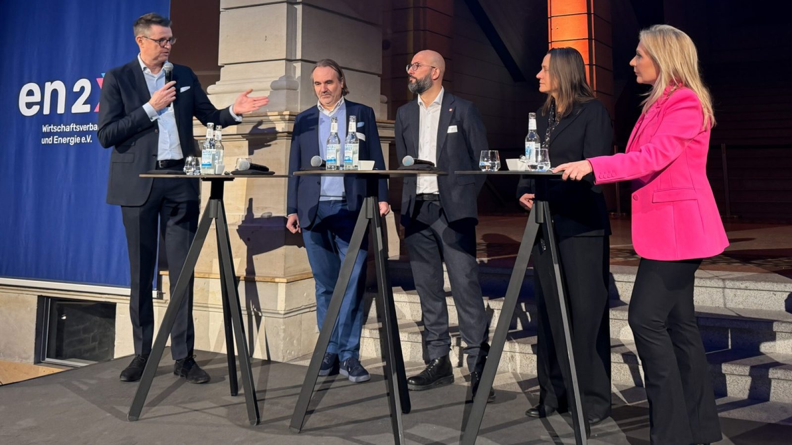 Von links nach rechts: Patrick Wendeler (en2x-Vorstandsvorsitzender), Dr. Christoph Michel (Boston Consulting Group), Malte Harrendorf (IGBCE), Ministerialdirigentin Kerstin Deller (BMWE) und Sandra Pabst (Moderatorin) / Weiterer Text über ots und www.presseportal.de/nr/159634 / Die Verwendung dieses Bildes für redaktionelle Zwecke ist unter Beachtung aller mitgeteilten Nutzungsbedingungen zulässig und dann auch honorarfrei. Veröffentlichung ausschließlich mit Bildrechte-Hinweis.