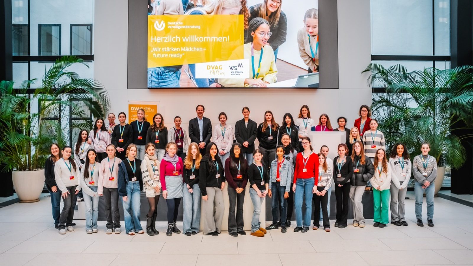 Die Teilnehmerinnen der Elisabethschule Marburg, der Europaschule Gladenbach, der Offenen Schule Waldau, der Schillerschule Frankfurt und der Gesamtschule Fischbach trafen sich mit Annabell Pohl, Gründungsmitglied von "DVAG hilft e. V.", und Marcus Aßmuth, Mitglied des Vorstandes der DVAG, sowie Anna Uhlmann und Johanna Stiller (DKJS/WSM) zum Projektauftakt in Frankfurt (Foto: DVAG) / Weiterer Text über ots und www.presseportal.de/nr/6340 / Die Verwendung dieses Bildes für redaktionelle Zwecke ist unter Beachtung aller mitgeteilten Nutzungsbedingungen zulässig und dann auch honorarfrei. Veröffentlichung ausschließlich mit Bildrechte-Hinweis.