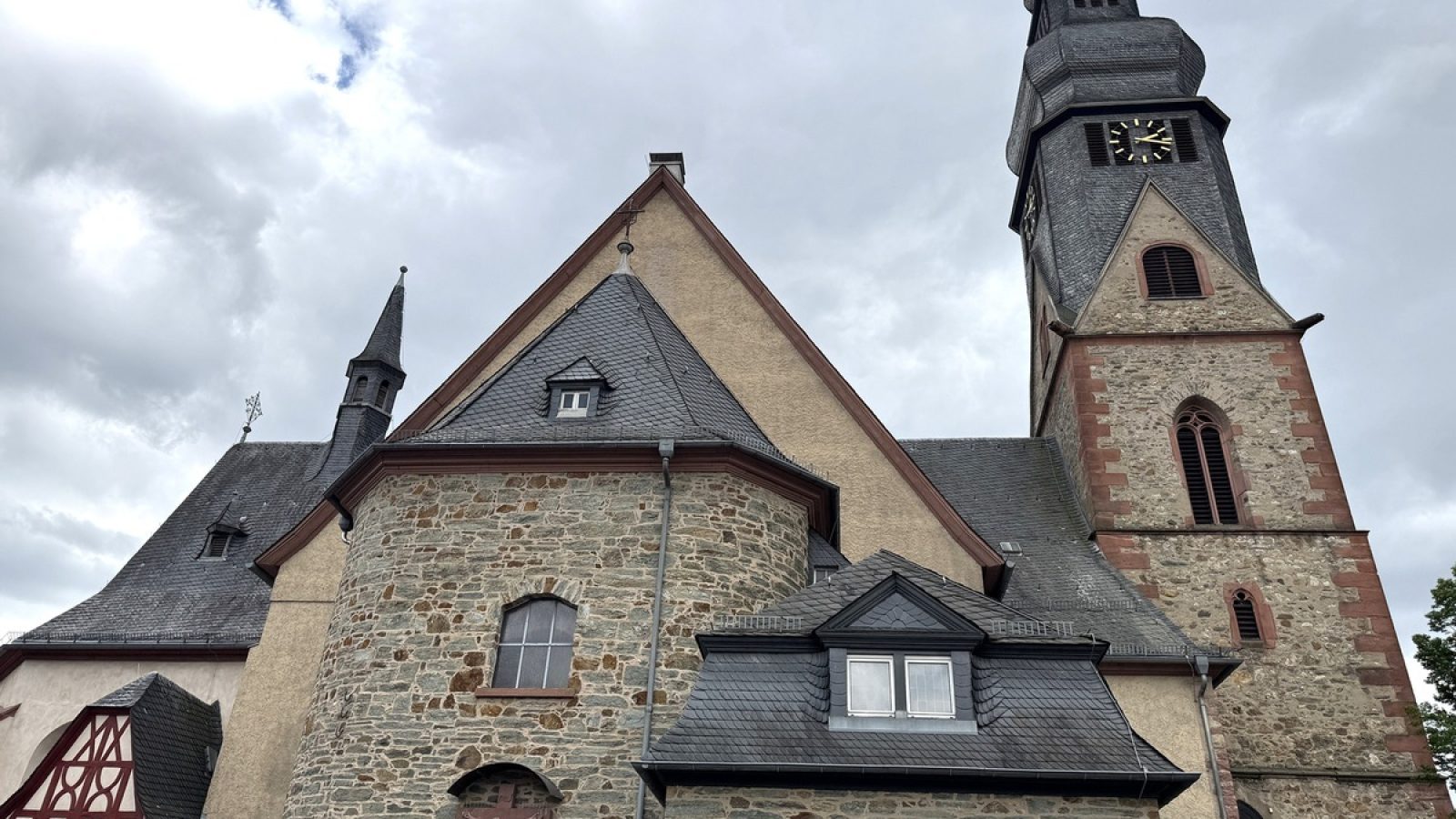 © hr/A. Görlich-Baumann/Bistum Limburg - honorarfrei, Verwendung nur im Zusammenhang mit einem redaktionellen Beitrag über Sendungen oder Aktivitäten des Hessischen Rundfunks, seiner Personen oder seiner Einrichtungen bei Nennung "Bild: hr/A. Görlich-Baumann/Bistum Limburg". Andere Verwendung nur nach Absprache. HR/Pressestelle 069/155 -4954.
Bild: Der Hessische Rundfunk überträgt am 1. Fastensonntag den Gottesdienst zur Eröffnung der diesjährigen Fastenaktion des katholischen Hilfswerks "Miserio" aus der Kirche Sankt Peter und Paul in Hofheim im Taunus. / Weiterer Text über ots und www.presseportal.de/nr/177784