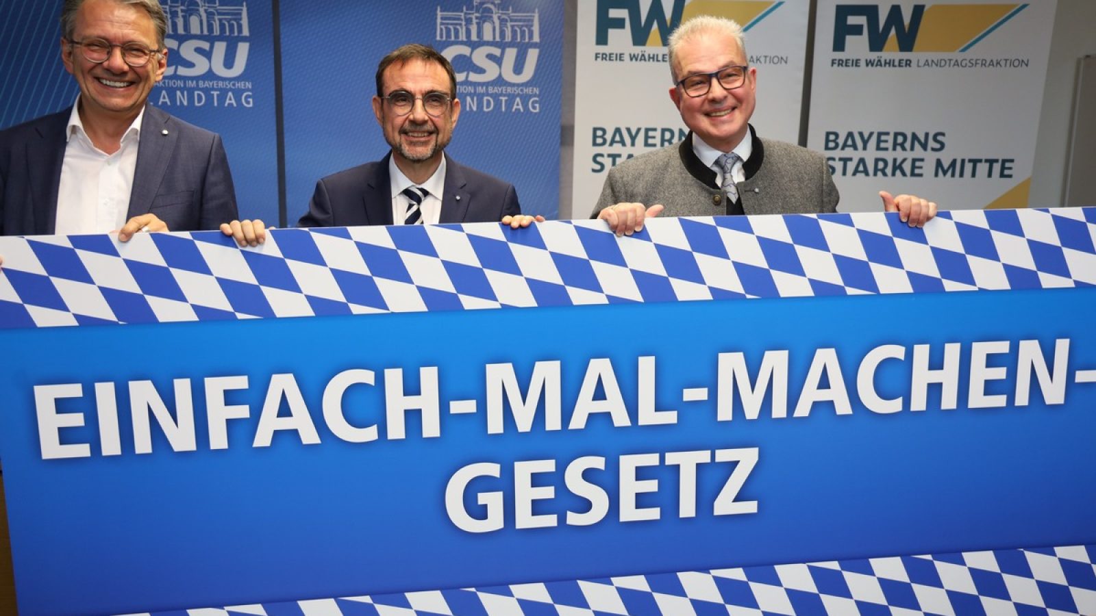 Das Bild zeigt v.l.n.r. Thomas Karmasin, Präsident des Bayerischen Landkreistags; Klaus Holetschek, CSU-Fraktionsvorsitzender; Florian Streibl, Vorsitzender der FREIE WÄHLER Landtagsfraktion. / Weiterer Text über ots und www.presseportal.de/nr/53955 / Die Verwendung dieses Bildes für redaktionelle Zwecke ist unter Beachtung aller mitgeteilten Nutzungsbedingungen zulässig und dann auch honorarfrei. Veröffentlichung ausschließlich mit Bildrechte-Hinweis.