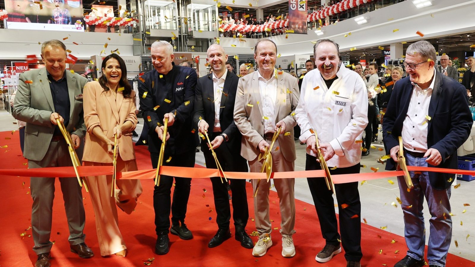 V.l.n.r Hausleiter Matthias Sturm, Schauspielerin Bettina Zimmermann, Sternekoch Alexander Herrmann, Gebietsverkaufsleiter Sascha Weil, CEO Alois Kobler, TV-Koch Johann Lafer und Bürgermeister Klaus Rocher eröffnen feierlich das 58. Möbelhaus von XXXLutz. / Weiterer Text über ots und www.presseportal.de/nr/158011 / Die Verwendung dieses Bildes für redaktionelle Zwecke ist unter Beachtung aller mitgeteilten Nutzungsbedingungen zulässig und dann auch honorarfrei. Veröffentlichung ausschließlich mit Bildrechte-Hinweis.