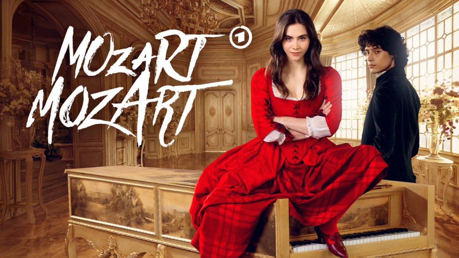 Frau in rotem Kleid sitzt auf einem Klavier mit dem Schriftzug 'Mozart' im Hintergrund.