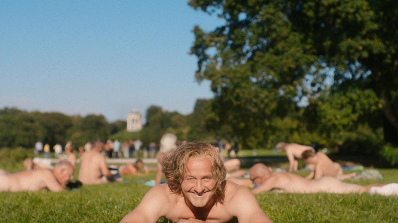 Maximilian Brückner als Wiggerl / ab 23. April 2026 im Verleih von LEONINE Studios im Kino! / Weiterer Text über ots und www.presseportal.de/nr/151427 / Die Verwendung dieses Bildes für redaktionelle Zwecke ist unter Beachtung aller mitgeteilten Nutzungsbedingungen zulässig und dann auch honorarfrei. Veröffentlichung ausschließlich mit Bildrechte-Hinweis.