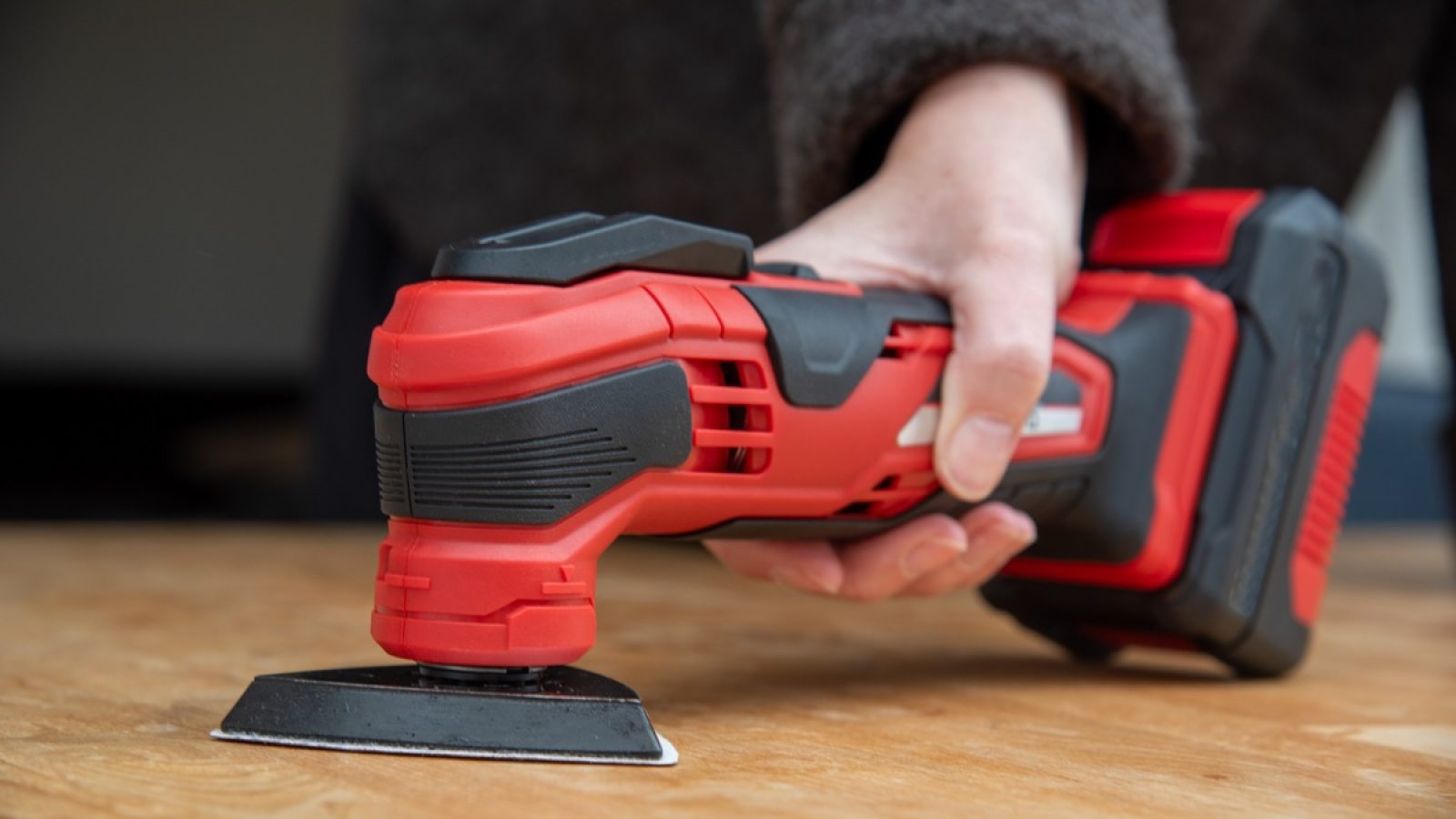 TÜV SÜD-Tipps für den Kauf und Einsatz von Multifunktionswerkzeugen / Weiterer Text über ots und www.presseportal.de/nr/38406 / Die Verwendung dieses Bildes für redaktionelle Zwecke ist unter Beachtung aller mitgeteilten Nutzungsbedingungen zulässig und dann auch honorarfrei. Veröffentlichung ausschließlich mit Bildrechte-Hinweis.