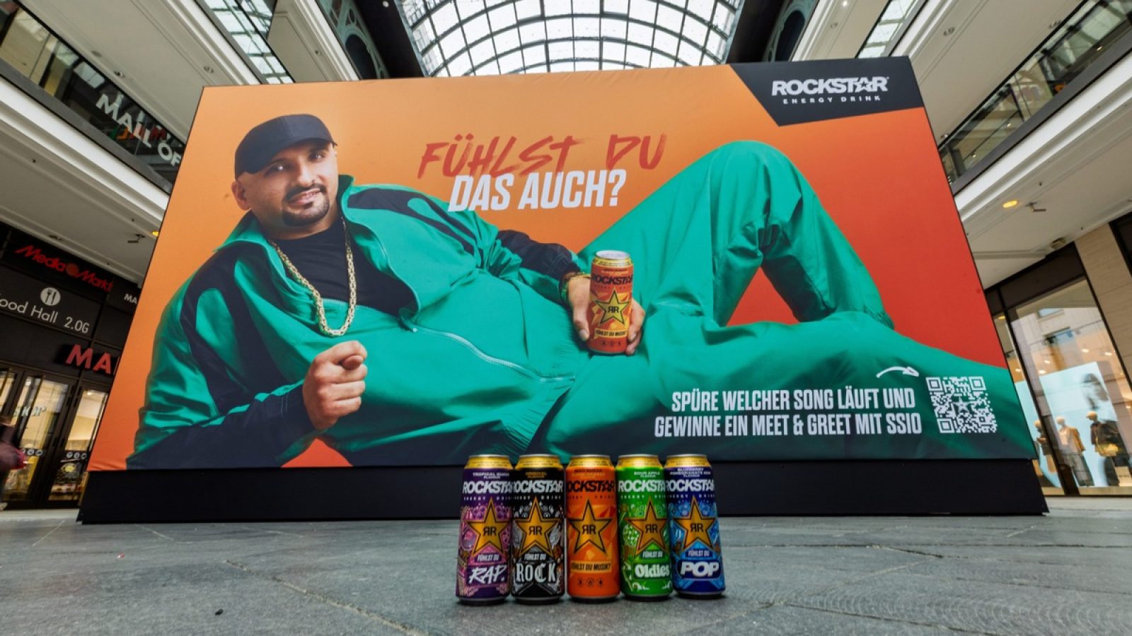 Rockstar Energy hat am 20. und 21. März 2026 in Berlin eine einzigartige Out-of-Home-Installation ins Leben gerufen: das erste Plakat, das man fühlen kann. Durch den Einsatz von einer besonderen Technologie, die Musik spürbar macht, hat Rockstar Energy ein Erlebnis geschaffen, das es so noch nie gegeben hat. Mit Rapper SSIO inszenierte die Marke das Billboard. Die Message dahinter: #FÜHLSKOMPLETT. / Weiterer Text über ots und www.presseportal.de/nr/58045 / Die Verwendung dieses Bildes für redaktionelle Zwecke ist unter Beachtung aller mitgeteilten Nutzungsbedingungen zulässig und dann auch honorarfrei. Veröffentlichung ausschließlich mit Bildrechte-Hinweis.