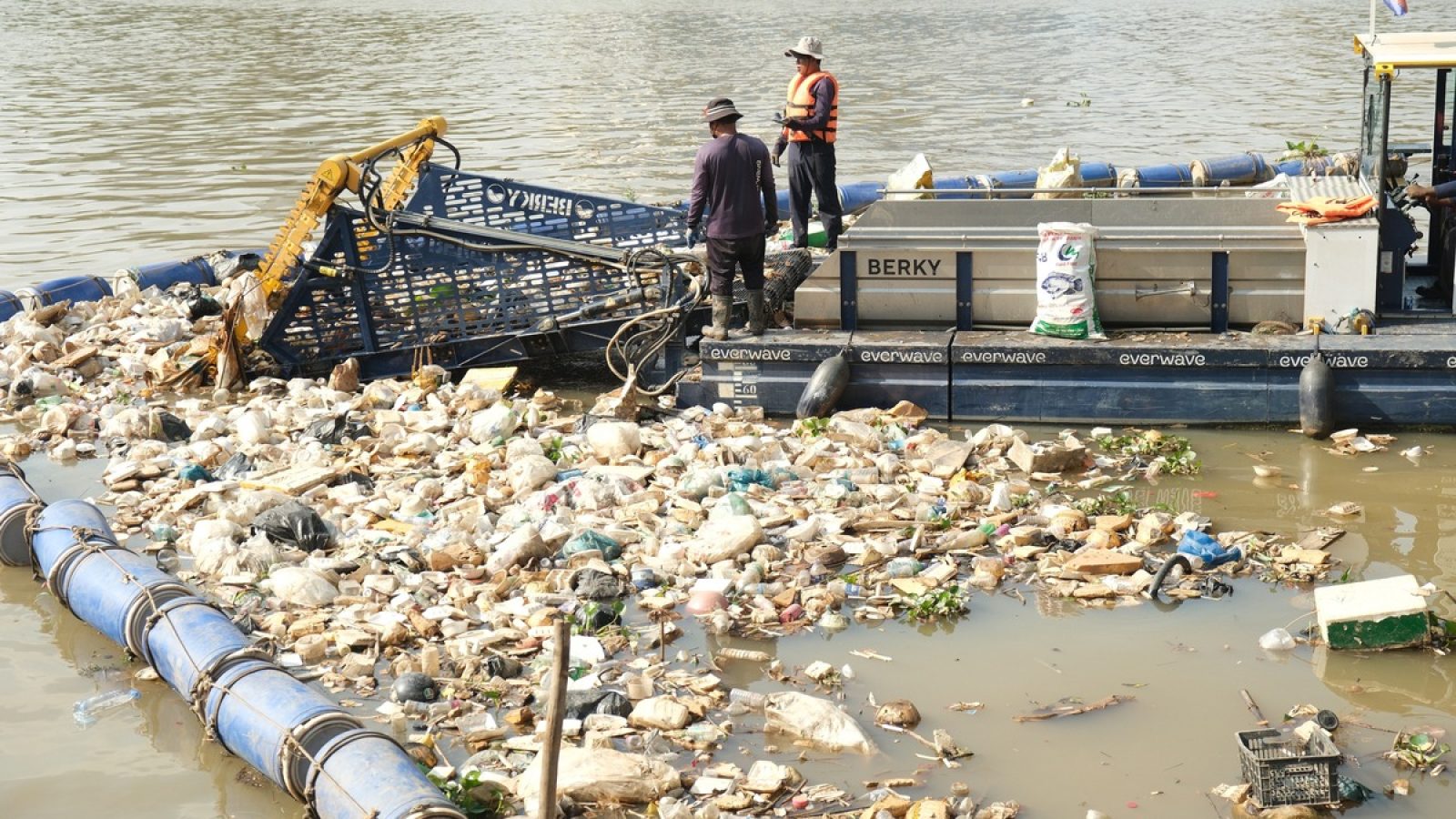 A waste collection vessel operated by everwave that collects plastic and debris from a river in Cambodia, thereby reducing the flow of waste into the ocean. / Weiterer Text über ots und www.presseportal.de/nr/175322 / Die Verwendung dieses Bildes für redaktionelle Zwecke ist unter Beachtung aller mitgeteilten Nutzungsbedingungen zulässig und dann auch honorarfrei. Veröffentlichung ausschließlich mit Bildrechte-Hinweis.