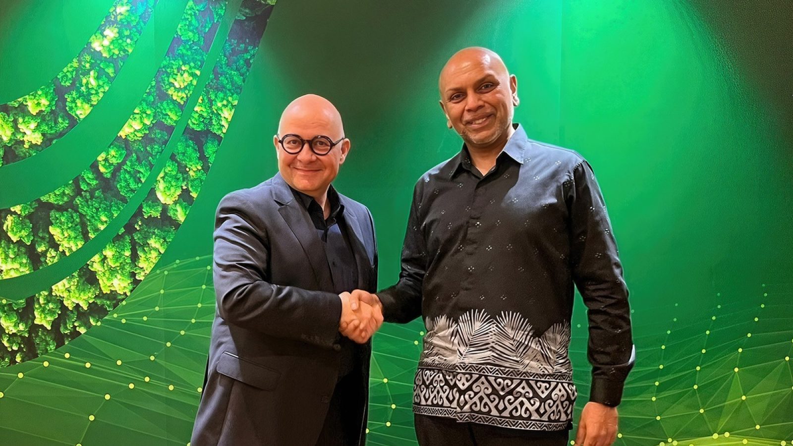 Sascha Tischer, stellvertretender Vorsitzender des FONAP-Vorstands, und Joseph (JD) D'Cruz, CEO von RSPO / Weiterer Text über ots und www.presseportal.de/nr/181864 / Die Verwendung dieses Bildes für redaktionelle Zwecke ist unter Beachtung aller mitgeteilten Nutzungsbedingungen zulässig und dann auch honorarfrei. Veröffentlichung ausschließlich mit Bildrechte-Hinweis.