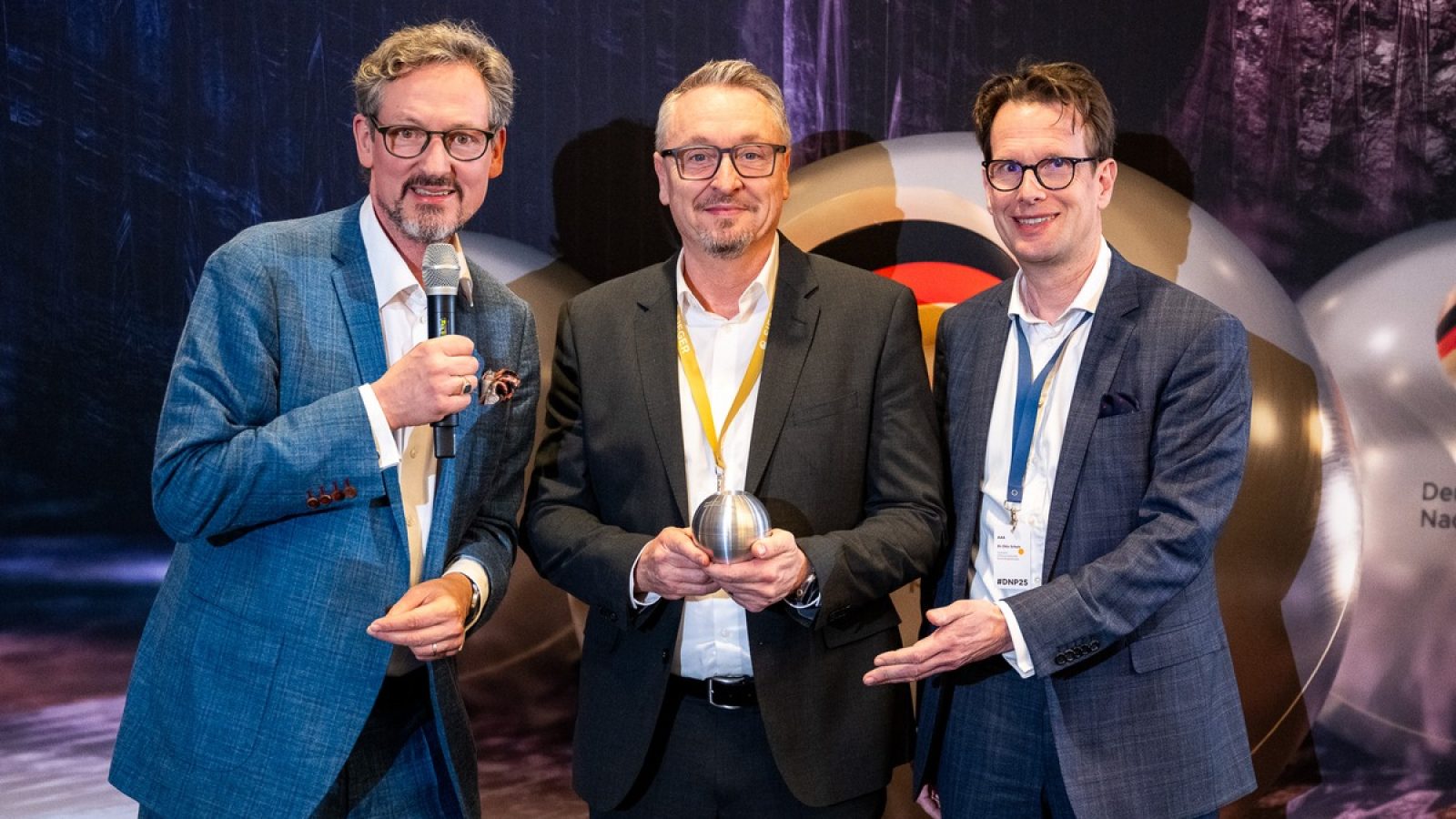 Preisverleihung Unternehmenspreis Medizintechnik für Philips (v.l.n.r.: Dr. Eckart von Hirschhausen, Torsten Sekol, Dr. Otto Schulz) / Weiterer Text über ots und www.presseportal.de/nr/6711 / Die Verwendung dieses Bildes für redaktionelle Zwecke ist unter Beachtung aller mitgeteilten Nutzungsbedingungen zulässig und dann auch honorarfrei. Veröffentlichung ausschließlich mit Bildrechte-Hinweis.