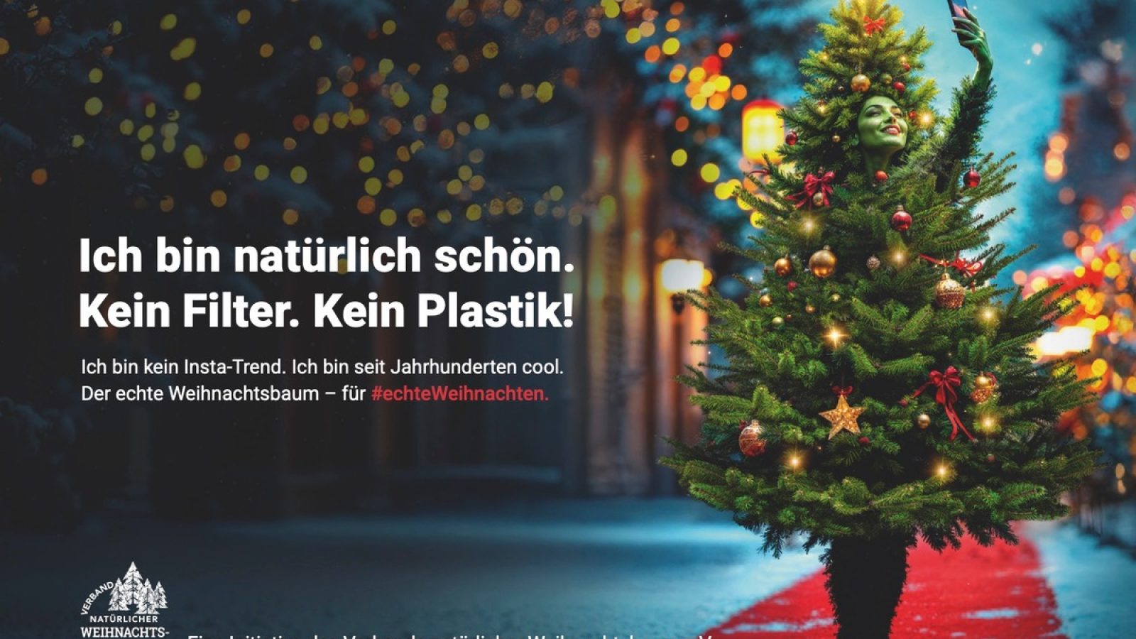 Weihnachtsbaum mit einer grünen Figur, die eine Botschaft über natürliche Schönheit und Nachhaltigkeit vermittelt.