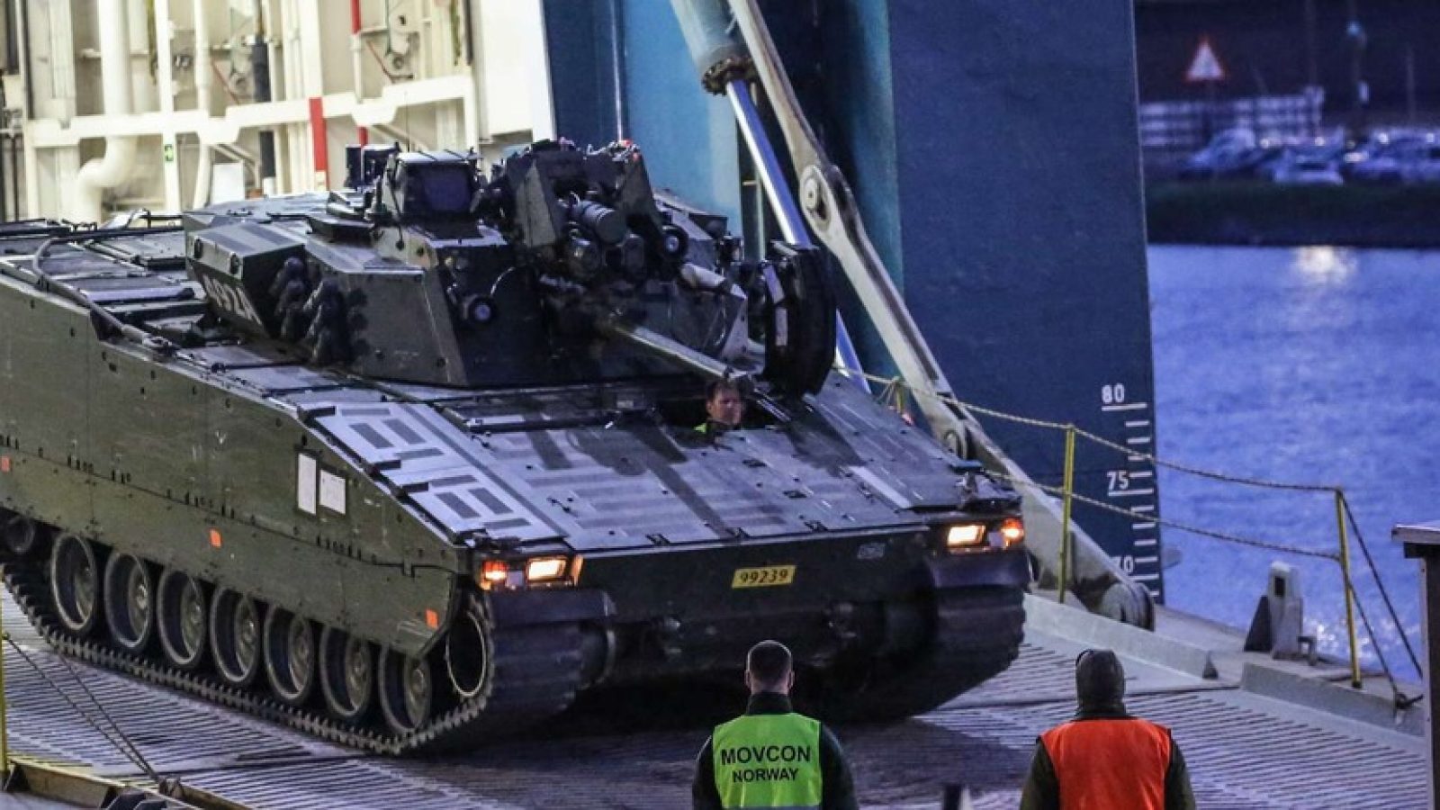 Norwegischer Panzer bei Entladung im Hafen / Weiterer Text über ots und www.presseportal.de/nr/179237 / Die Verwendung dieses Bildes für redaktionelle Zwecke ist unter Beachtung aller mitgeteilten Nutzungsbedingungen zulässig und dann auch honorarfrei. Veröffentlichung ausschließlich mit Bildrechte-Hinweis.