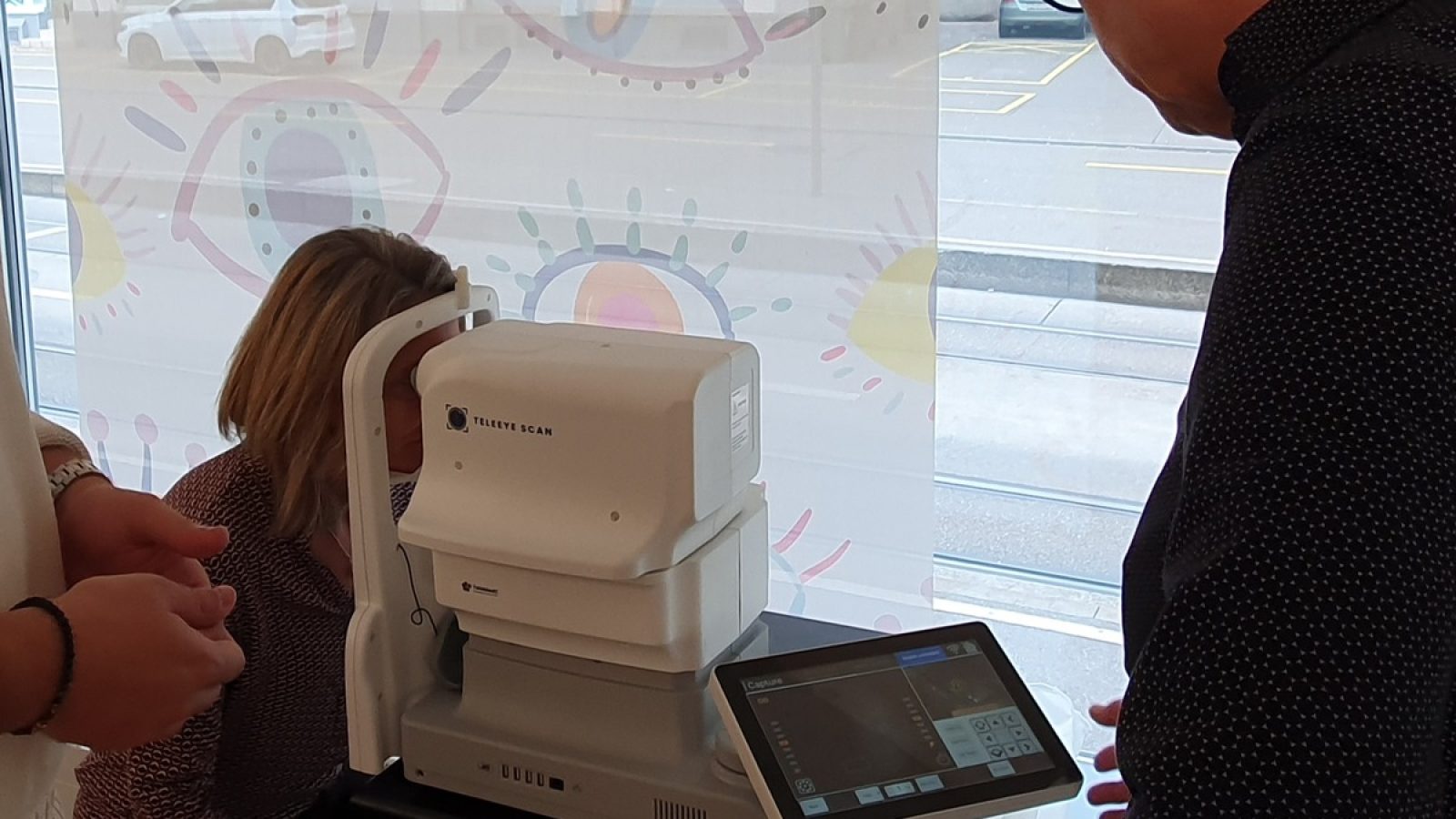 TeleMedC Netzhautscreening beim Optiker / Weiterer Text über ots und www.presseportal.de/nr/180989 / Die Verwendung dieses Bildes für redaktionelle Zwecke ist unter Beachtung aller mitgeteilten Nutzungsbedingungen zulässig und dann auch honorarfrei. Veröffentlichung ausschließlich mit Bildrechte-Hinweis.