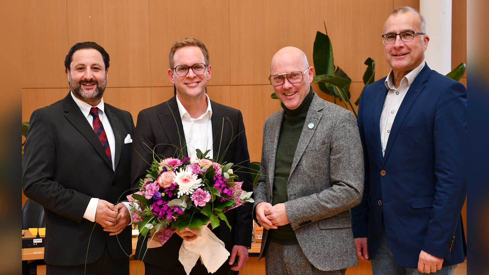 Ratsvorsitzender Yilmaz Mutlu, Christopher Bußmann, Bürgermeister Neidhard Varnhorn und Erster Stadtrat Wigbert Grotjan im Cloppenburger Rathaus