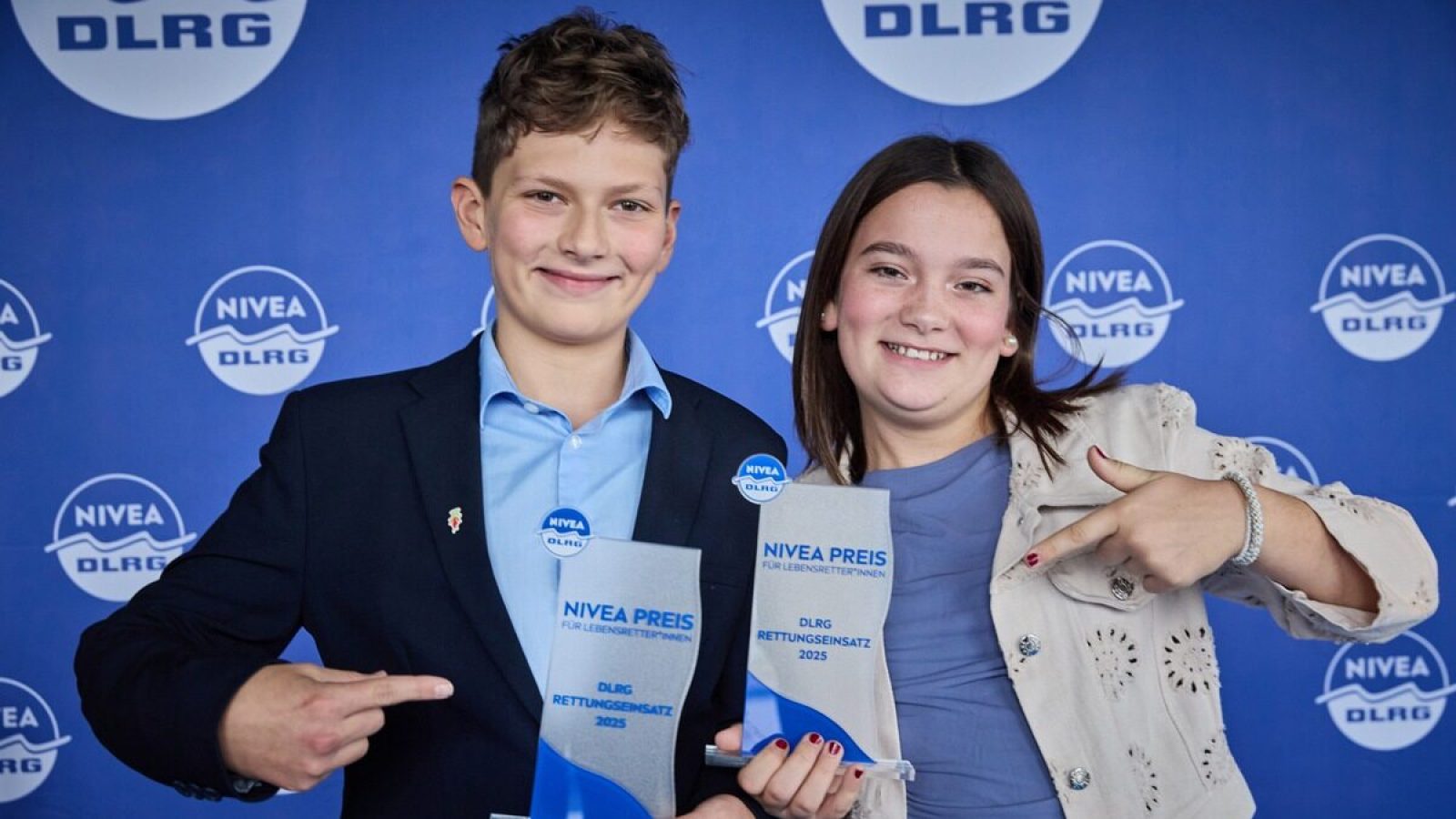 Mut und Wachsamkeit kennen keine Altersgrenze: Marlene Mayer (11) und Leo Kurz (12) aus Nordheim bewahrten einen Vierjährigen im Freibad vor dem Ertrinken. Die Jugendlichen wurden mit dem NIVEA Preis für Lebensretter*innen in der Kategorie ,,DLRG-Rettungseinsatz des Jahres" ausgezeichnet. / Weiterer Text über ots und www.presseportal.de/nr/8057 / Die Verwendung dieses Bildes für redaktionelle Zwecke ist unter Beachtung aller mitgeteilten Nutzungsbedingungen zulässig und dann auch honorarfrei. Veröffentlichung ausschließlich mit Bildrechte-Hinweis.