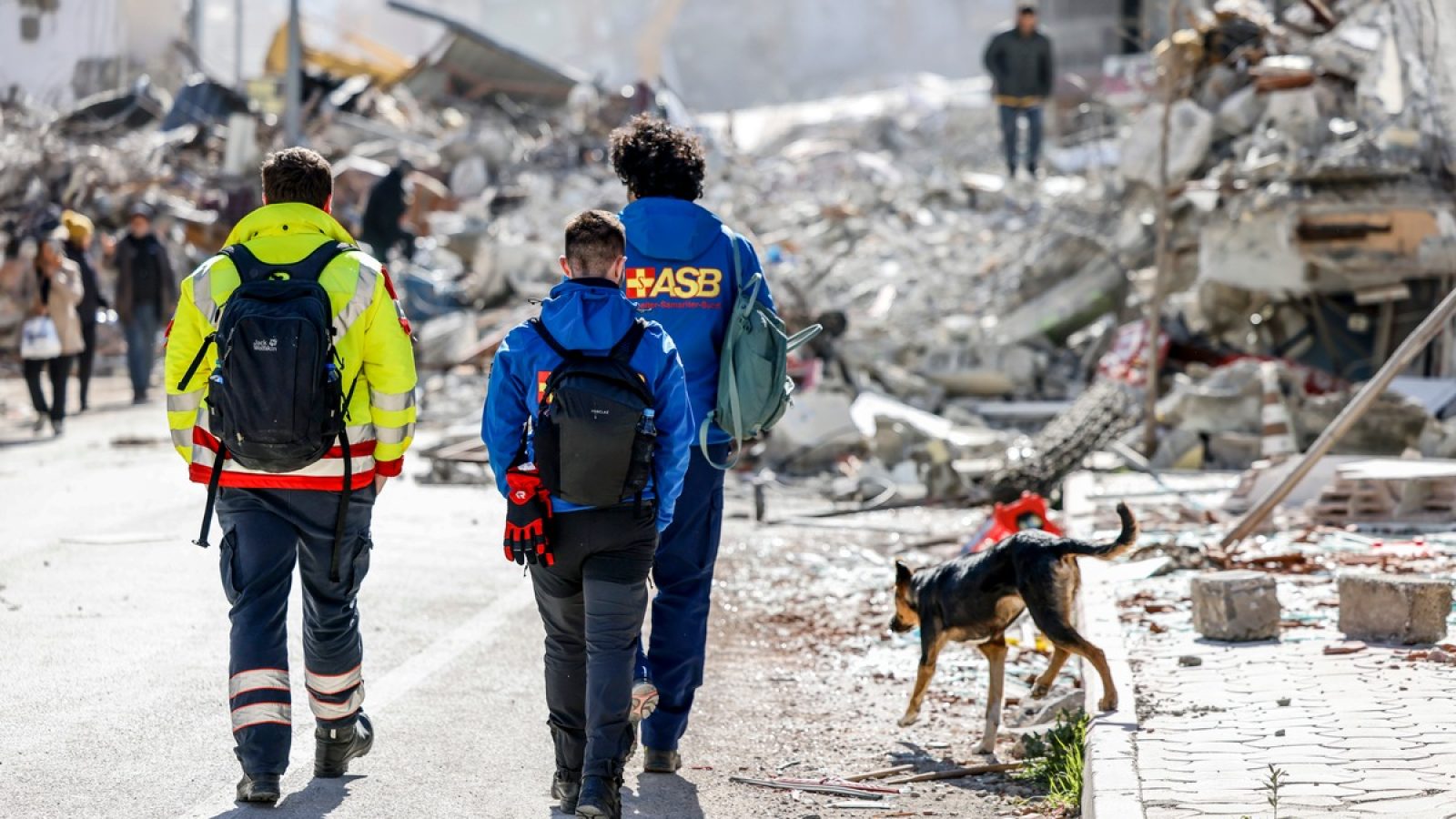 Die Helferinnen und Helfer des ASB machen sich nach ihrer Ankunft ein Bild der Lage nach dem Erdbeben. / Weiterer Text über ots und www.presseportal.de/nr/6532 / Die Verwendung dieses Bildes für redaktionelle Zwecke ist unter Beachtung aller mitgeteilten Nutzungsbedingungen zulässig und dann auch honorarfrei. Veröffentlichung ausschließlich mit Bildrechte-Hinweis.