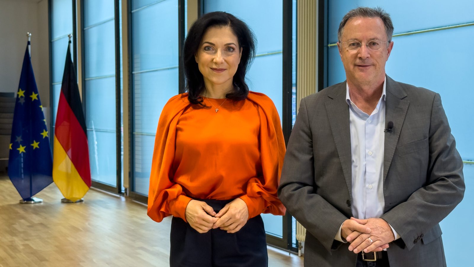 Ministerin Katharina Reiche und NDR Autor Klaus Scherer. / Weiterer Text über ots und www.presseportal.de/nr/69086 / Die Verwendung dieses Bildes für redaktionelle Zwecke ist unter Beachtung aller mitgeteilten Nutzungsbedingungen zulässig und dann auch honorarfrei. Veröffentlichung ausschließlich mit Bildrechte-Hinweis.