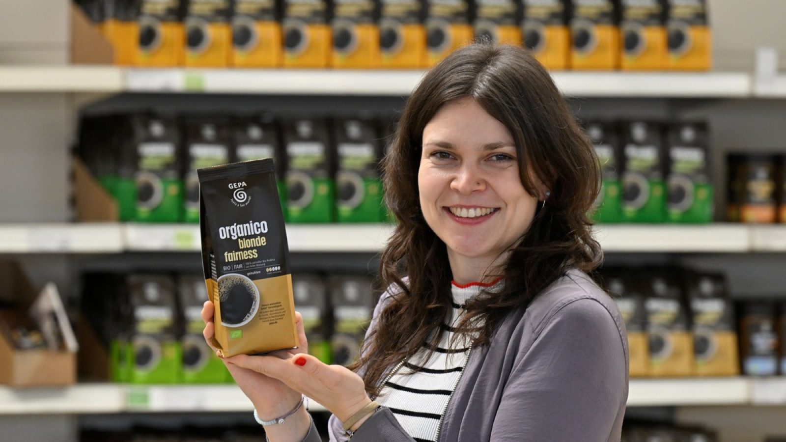 Kaffee-Sortimentsmanagerin Hanna Schmid präsentiert den neuen "organico blonde fairness" der GEPA. / Weiterer Text über ots und www.presseportal.de/nr/43796 / Die Verwendung dieses Bildes für redaktionelle Zwecke ist unter Beachtung aller mitgeteilten Nutzungsbedingungen zulässig und dann auch honorarfrei. Veröffentlichung ausschließlich mit Bildrechte-Hinweis.