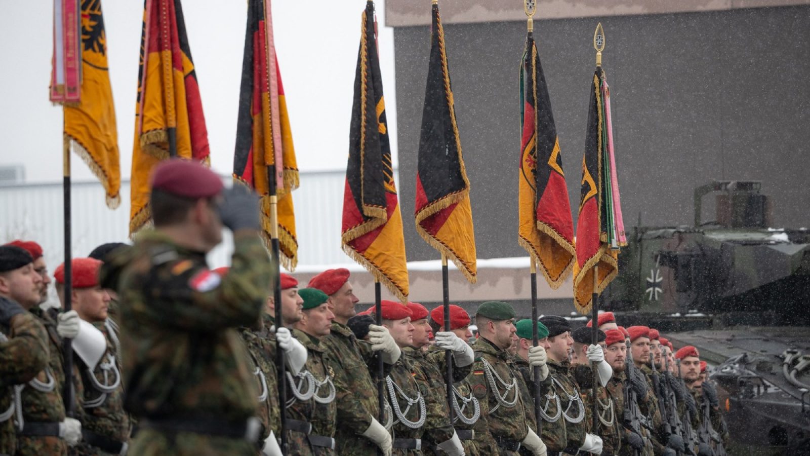 Im Rahmen eines feierlichen Appells werden der Panzerbrigade 45 "Litauen" zwei Kampftruppenbataillone - das Panzergrenadierbataillon 122 aus Oberviechtach und das Panzerbataillon 203 aus Augustdorf unterstellt. / Weiterer Text über ots und www.presseportal.de/nr/127975 / Die Verwendung dieses Bildes für redaktionelle Zwecke ist unter Beachtung aller mitgeteilten Nutzungsbedingungen zulässig und dann auch honorarfrei. Veröffentlichung ausschließlich mit Bildrechte-Hinweis.