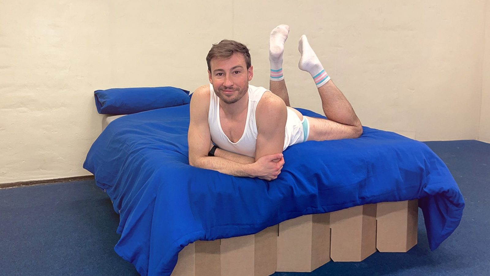 Olympiasieger Matthew Mitcham auf dem "Pro-Sex-Bett" / Weiterer Text über ots und www.presseportal.de/nr/182005 / Die Verwendung dieses Bildes für redaktionelle Zwecke ist unter Beachtung aller mitgeteilten Nutzungsbedingungen zulässig und dann auch honorarfrei. Veröffentlichung ausschließlich mit Bildrechte-Hinweis.