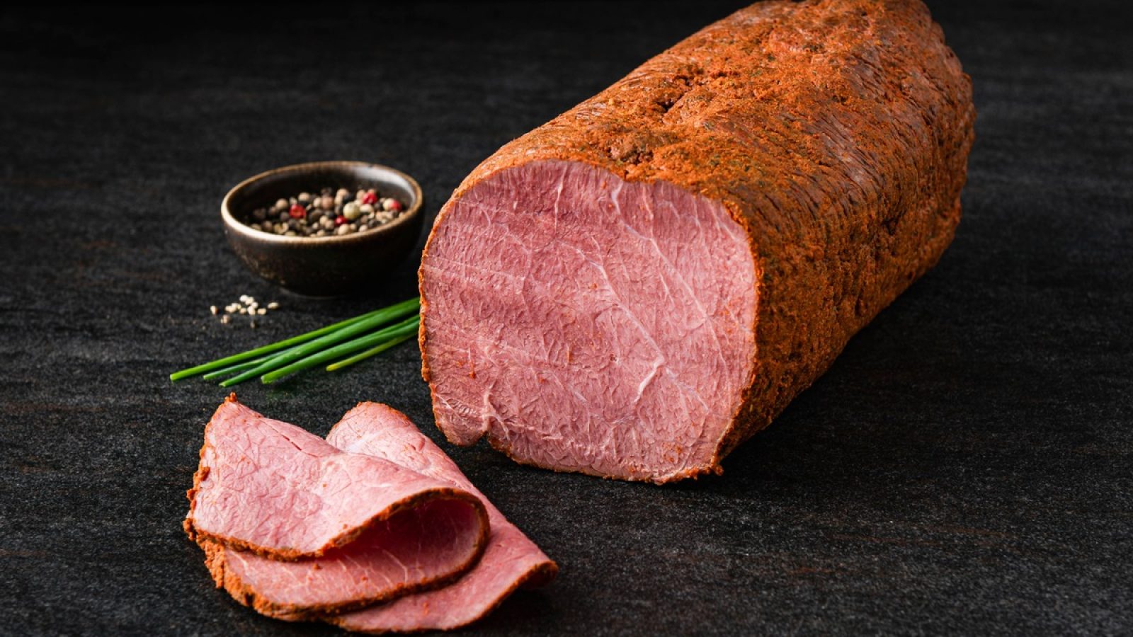 Perfekt für heiße Sandwiches mit geschmolzenem Käse, als Herzstück auf einer Pizza oder fein geschnitten in einer herbstlichen Bowl - diese Pastrami von Polfood steht für handwerkliche Qualität, konsistente Perfektion und große Vielseitigkeit. / Weiterer Text über ots und www.presseportal.de/nr/181670 / Die Verwendung dieses Bildes für redaktionelle Zwecke ist unter Beachtung aller mitgeteilten Nutzungsbedingungen zulässig und dann auch honorarfrei. Veröffentlichung ausschließlich mit Bildrechte-Hinweis.