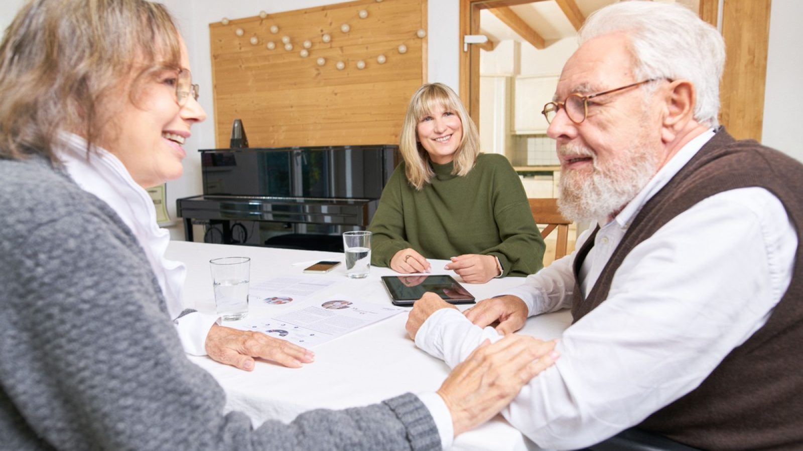 Eine Pflegeberatung kann über die Optionen zur Planung einer Auszeit vom Pflegealltag informieren. Pflegeberatende haben dabei die individuelle Situation der Ratsuchenden stets im Blick. / Weiterer Text über ots und www.presseportal.de/nr/133759 / Die Verwendung dieses Bildes für redaktionelle Zwecke ist unter Beachtung aller mitgeteilten Nutzungsbedingungen zulässig und dann auch honorarfrei. Veröffentlichung ausschließlich mit Bildrechte-Hinweis.
