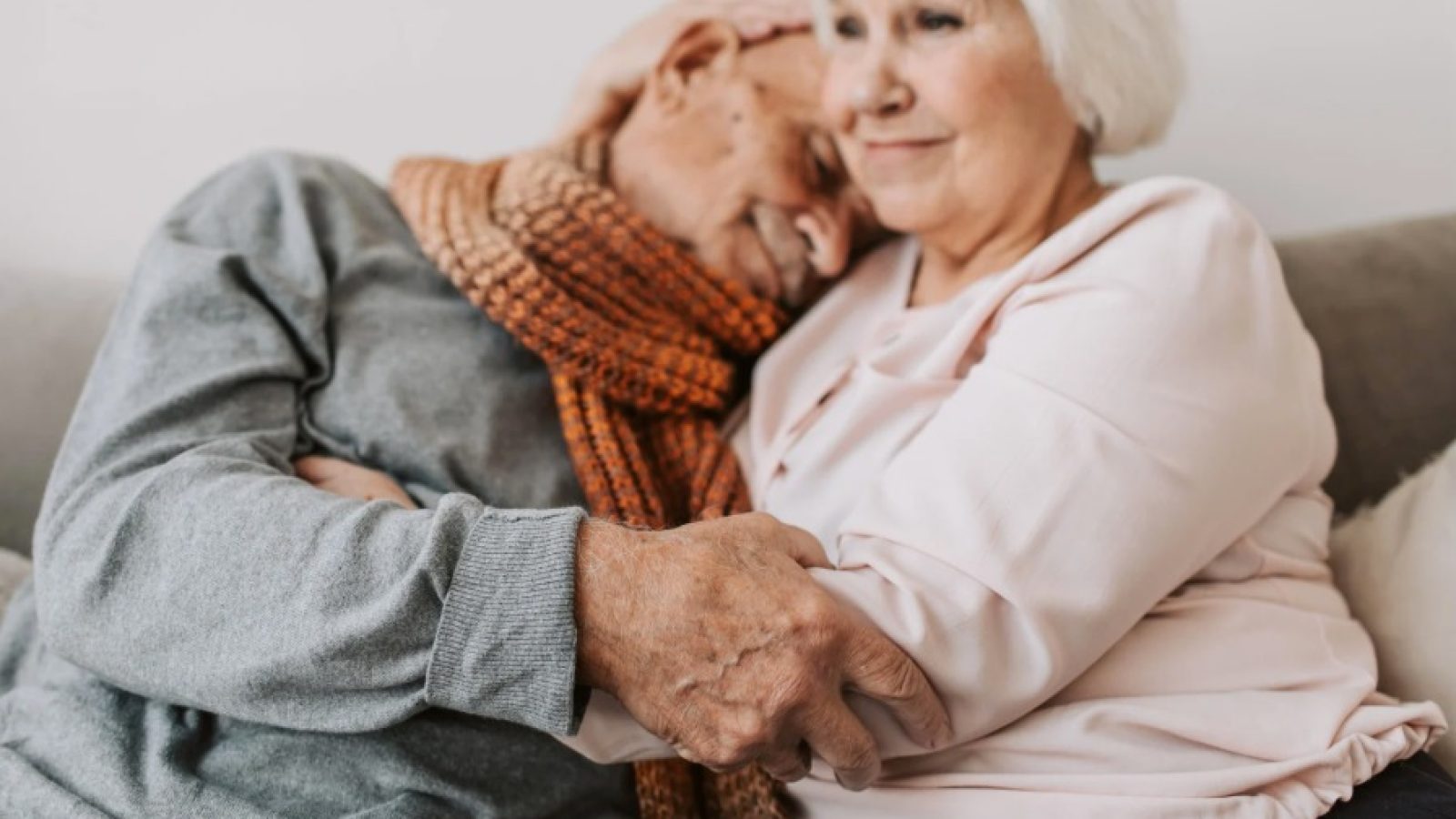 Wenn Pflege plötzlich zum Thema wird: Wie die Kleinsorge GmbH Familien in Frankfurt Sicherheit gibt / Weiterer Text über ots und www.presseportal.de/nr/181961 / Die Verwendung dieses Bildes für redaktionelle Zwecke ist unter Beachtung aller mitgeteilten Nutzungsbedingungen zulässig und dann auch honorarfrei. Veröffentlichung ausschließlich mit Bildrechte-Hinweis.