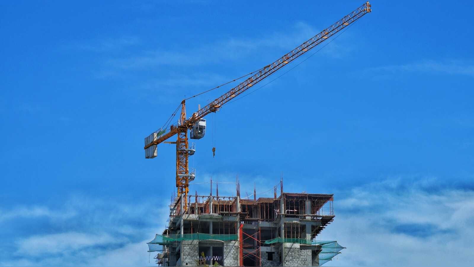 Baustelle eines Wohngebäudes mit Kran