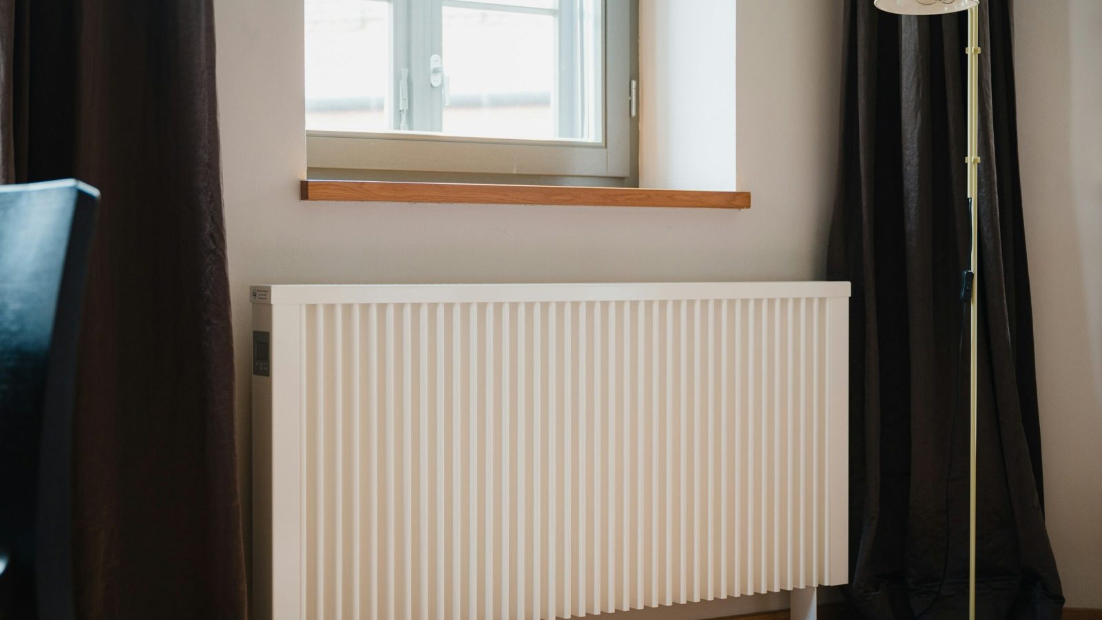 Heizkörper unter einem Fenster in einem Wohnraum