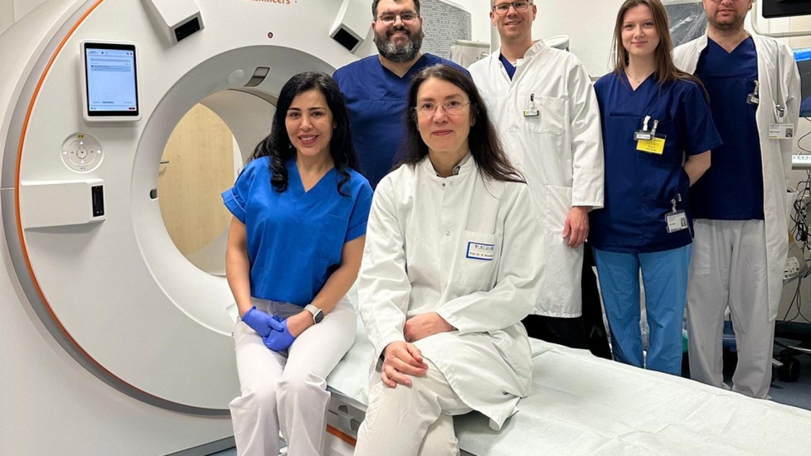 Team Prof. Krombach mit Photonen-CT Naeotom Alpha.Peak
Stehend von links: MTRA CT-Leitung Tobias Borchardt, Leitender Oberarzt Dr. Sebastian Harth, MTRA-Schülerin Elisa Kubetz, Arzt in Weiterbildung Volker Darabas
Sitzend von links: Mitarbeiterin im Anerkennungsverfahren als MTRA Elif Engüzel, Chefärztin und Klinikdirektorin Prof. Dr. Gabriele Krombach / Weiterer Text über ots und www.presseportal.de/nr/109212 / Die Verwendung dieses Bildes für redaktionelle Zwecke ist unter Beachtung aller mitgeteilten Nutzungsbedingungen zulässig und dann auch honorarfrei. Veröffentlichung ausschließlich mit Bildrechte-Hinweis.