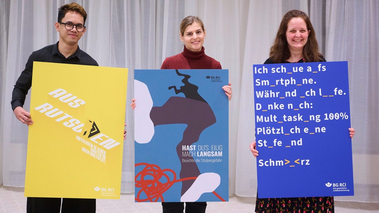 Glückliche Gesichter auf der Preisverleihung des Plakatwettbewerbs der BG RCI zum Thema Stolpern, Rutschen, Stürzen am 9. Dezember in Dresden (v. l.): Channa Chheng (2. Platz, University of Europe Berlin), Aleksandra Borzunova (1. Platz, Hochschule Rhein-Waal) und Nina Maria Drangmeister (3. Platz, Hochschule Trier) mit ihren Plakatentwürfen / Weiterer Text über ots und www.presseportal.de/nr/120179 / Die Verwendung dieses Bildes für redaktionelle Zwecke ist unter Beachtung aller mitgeteilten Nutzungsbedingungen zulässig und dann auch honorarfrei. Veröffentlichung ausschließlich mit Bildrechte-Hinweis.