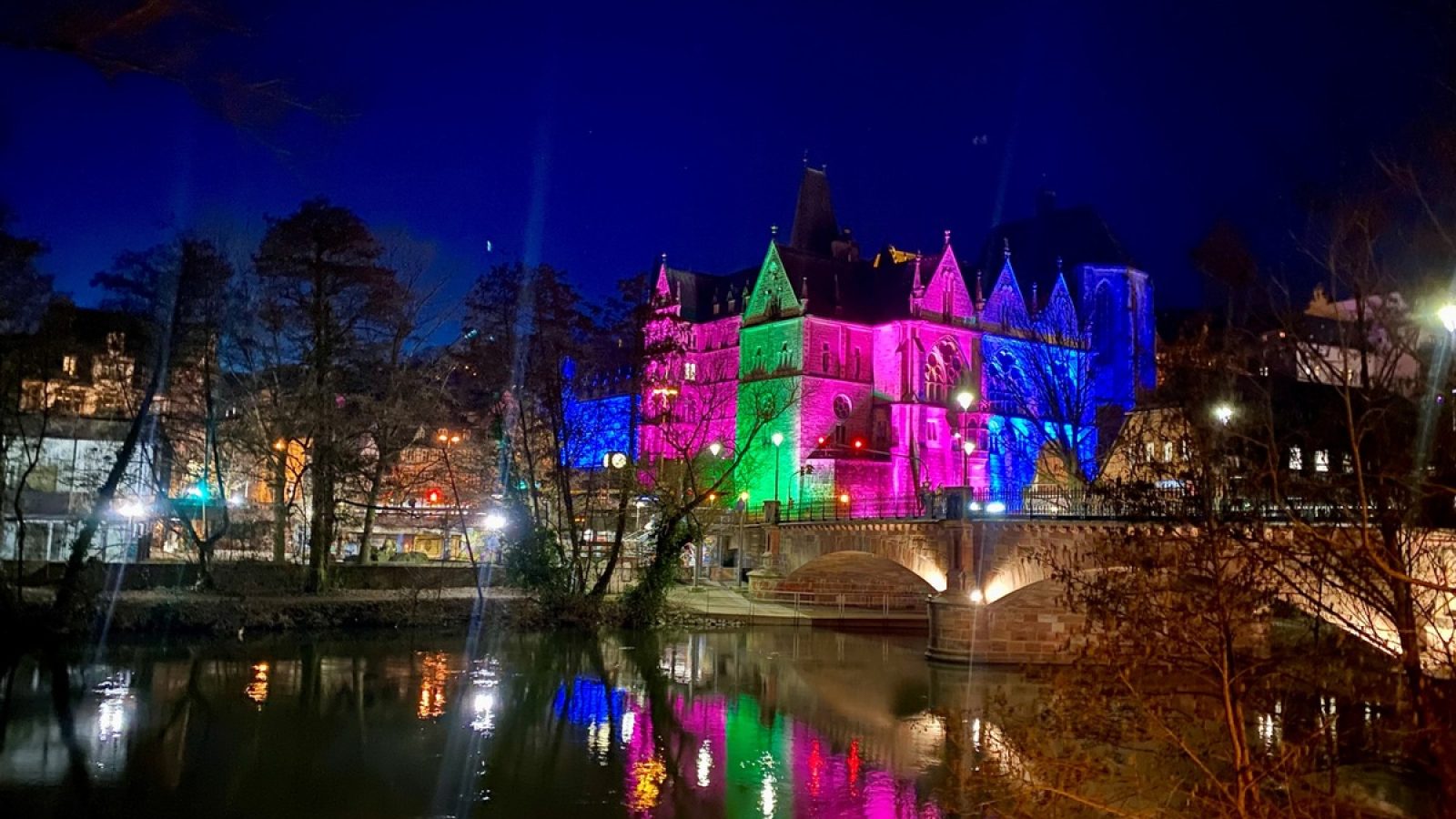 Anlässlich des Tages der Seltenen Erkrankungen leuchtet die Alte Universität in Marburg in den Aktionsfarben. / Weiterer Text über ots und www.presseportal.de/nr/111262 / Die Verwendung dieses Bildes für redaktionelle Zwecke ist unter Beachtung aller mitgeteilten Nutzungsbedingungen zulässig und dann auch honorarfrei. Veröffentlichung ausschließlich mit Bildrechte-Hinweis.