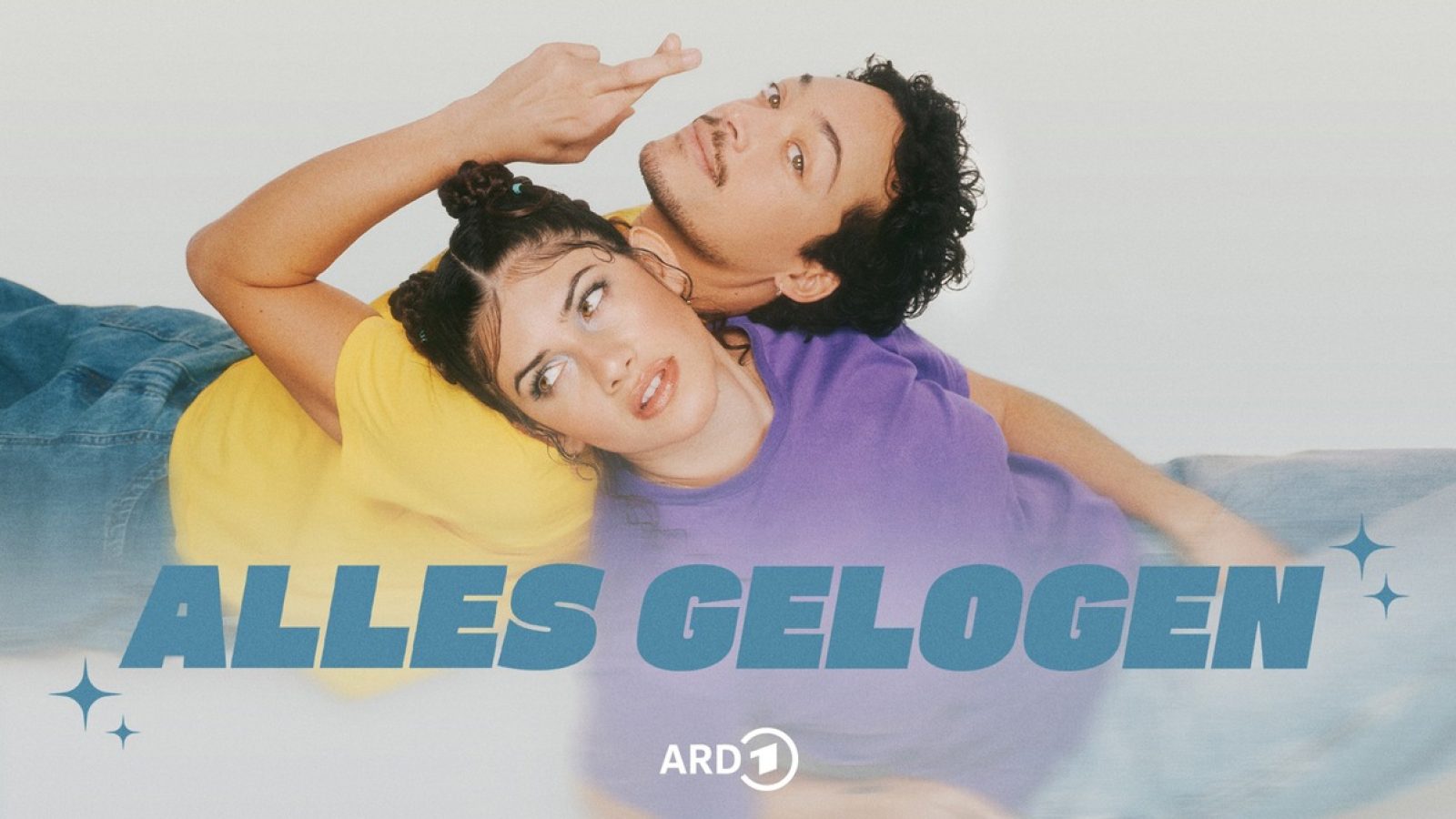 Der Comedian Aurel Mertz und die Moderatorin Jeannie Wagner erleben viel und haben noch mehr zu erzählen. In ihrem neuen Podcast "Alles gelogen" spielen sie mit der Wahrheit: In jeder Folge überrascht ein Host den anderen mit zwei unfassbaren Storys aus ihrem Leben - die andere Person muss raten, welche davon wirklich stimmt. Der wöchentliche Podcast zwischen Talk und Comedy startet ab 20. Januar 2026 exklusiv in der ARD Audiothek. - Podcast-Cover "Alles gelogen" © rbb/Max Motel, honorarfrei - Verwendung gemäß der AGB von ARD-Foto im engen inhaltlichen, redaktionellen Zusammenhang mit genannter rbb-Sendung und bei Nennung "Bild: rbb/Max Motel". / Weiterer Text über OTS und www.presseportal.de/pm/153004