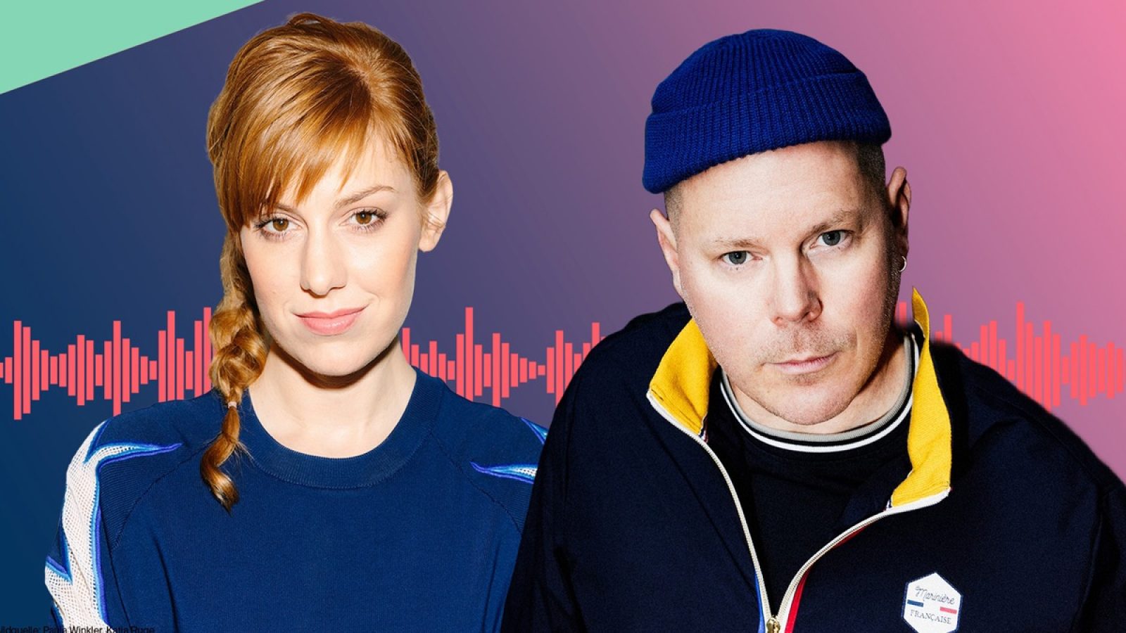 Zwei Personen, eine Frau mit geflochtenem Haar und ein Mann mit blauer Mütze, vor einem bunten Hintergrund mit Wellenform.