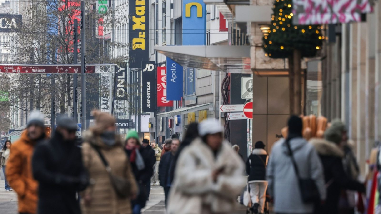 Menschen gehen durch die Fußgängerzone / Weiterer Text über ots und www.presseportal.de/nr/6694 / Die Verwendung dieses Bildes für redaktionelle Zwecke ist unter Beachtung aller mitgeteilten Nutzungsbedingungen zulässig und dann auch honorarfrei. Veröffentlichung ausschließlich mit Bildrechte-Hinweis.