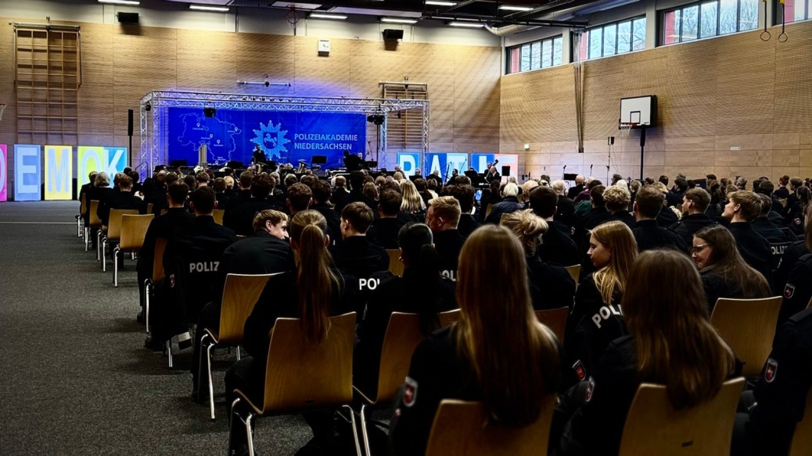 Festlich gefüllte Sporthalle: Studierende und Stammpersonal der Polizeiakademie Niedersachsen feierten gemeinsam das 80-jährige Gründungsjubiläum der Landespolizeischule Niedersachsen - musikalisch begleitet vom Polizeiorchester Niedersachsen.