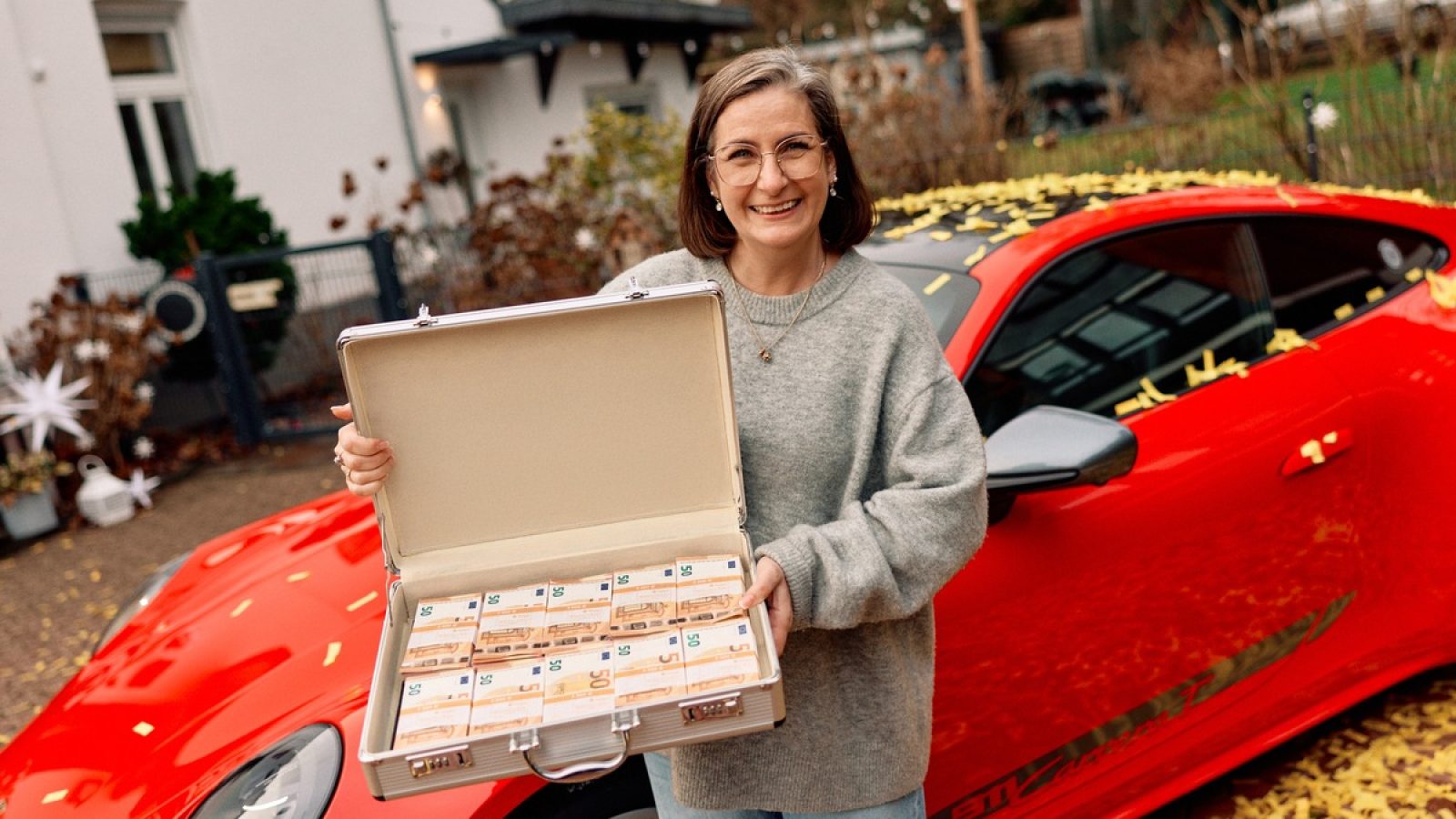 Vom Kleinwagen in den Porsche: Ana aus Mülheim gewinnt einen Porsche Carrera T und 130.000 Euro. / Weiterer Text über ots und www.presseportal.de/nr/179986 / Die Verwendung dieses Bildes für redaktionelle Zwecke ist unter Beachtung aller mitgeteilten Nutzungsbedingungen zulässig und dann auch honorarfrei. Veröffentlichung ausschließlich mit Bildrechte-Hinweis.