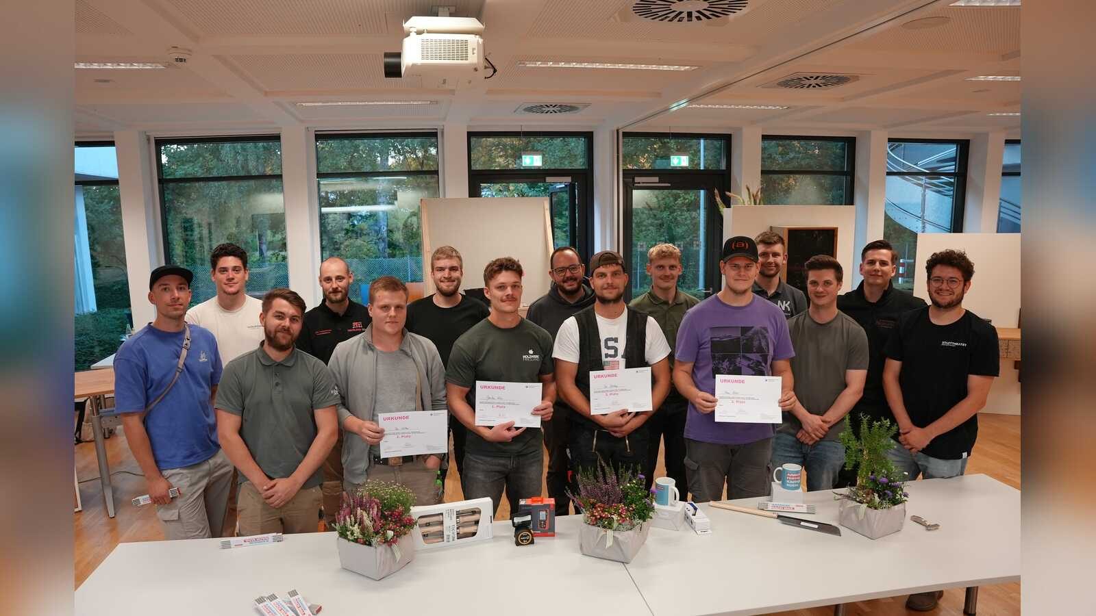Die 15 Teilnehmer des Meistervorbereitungskurses im Tischlerhandwerk der Handwerkskammer Oldenburg zum Abschluss ihres Projekts