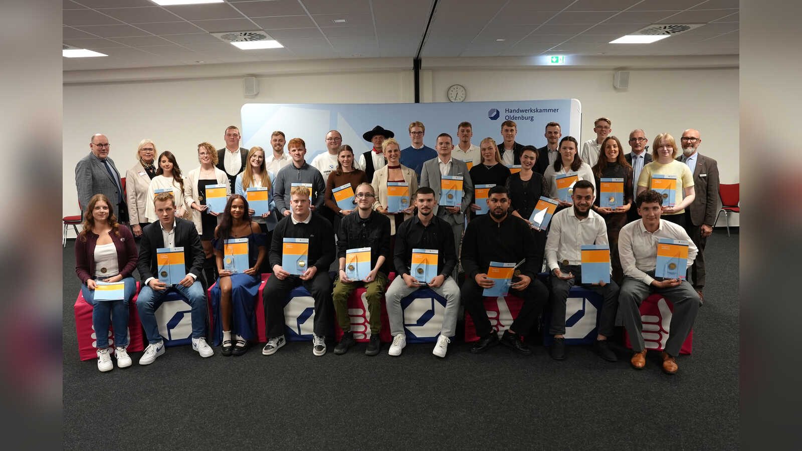 Gruppenbild der Kammersiegerinnen und Kammersieger 2026 mit Präsidium und Hauptgeschäftsführer der Handwerkskammer Oldenburg