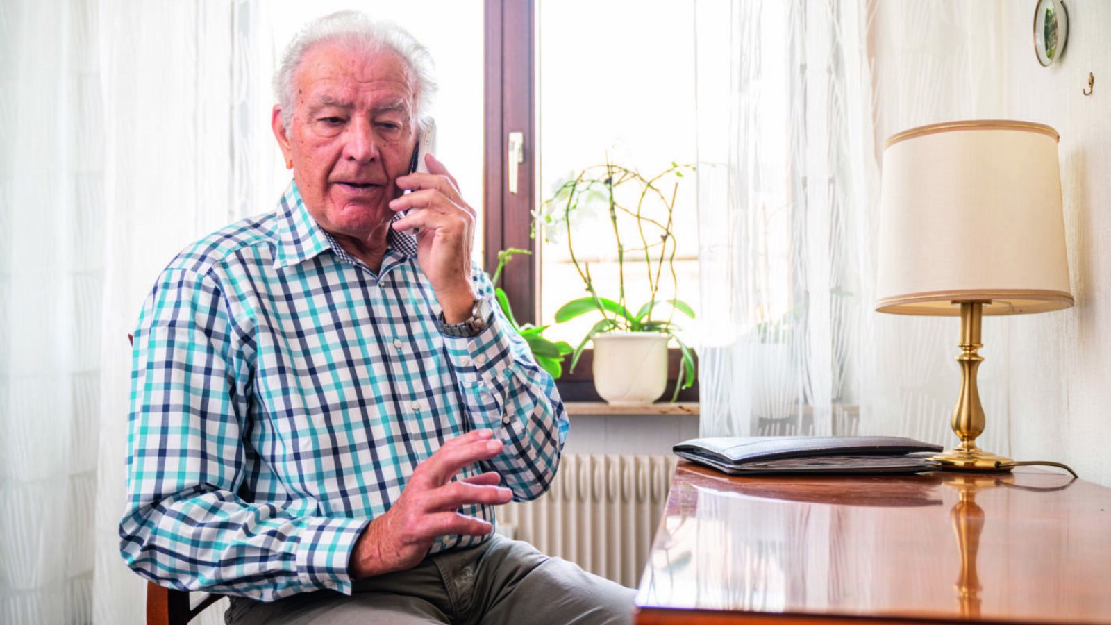 pressebild-senioren-mann-telefon-02