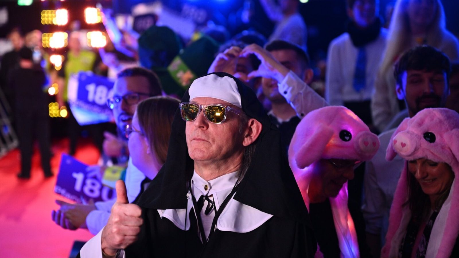 Titel: Die Promi-Darts-WM;
Staffel: 2025;
Folge: 1;
Ausstrahlungszeitraum bis: 2026-01-04;
Copyright: ProSieben/Willi Weber;
Fotograf: Willi Weber;
Bildredakteur: Clarissa Schreiner
;
Dateiname: 3129902.JPG;
Rechtehinweis: Dieses Bild darf bis eine Woche nach Ausstrahlung honorarfrei fuer redaktionelle Zwecke und nur im Rahmen der Programmankuendigung verwendet werden. Spaetere Veroeffentlichungen sind nur nach Ruecksprache und ausdruecklicher Genehmigung der Seven.One Entertainment Group GmbH moeglich. Nicht fuer EPG! Verwendung nur mit vollstaendigem Copyrightvermerk. Das Foto darf nicht veraendert, bearbeitet und nur im Ganzen verwendet werden. Es darf nicht archiviert werden. Es darf nicht an Dritte weitergeleitet werden. Aneinanderreihung/Zusammenlegung/Kopplung von Bildern zum Zweck der Erstellung von Slide-Shows o.ä. nicht gestattet; Verbindung/Einfügen/Anfügen von Werbung nicht gestattet.
Bei Fragen: foto@seven.one
Voraussetzung fuer die Verwendung dieser Programmdaten ist die Zustimmung zu den Allgemeinen Geschaeftsbedingungen der Presselounges der Sender der Seven.One Entertainment Group GmbH. / Weiterer Text über ots und www.presseportal.de/nr/25171 / Die Verwendung dieses Bildes für redaktionelle Zwecke ist unter Beachtung aller mitgeteilten Nutzungsbedingungen zulässig und dann auch honorarfrei. Veröffentlichung ausschließlich mit Bildrechte-Hinweis.