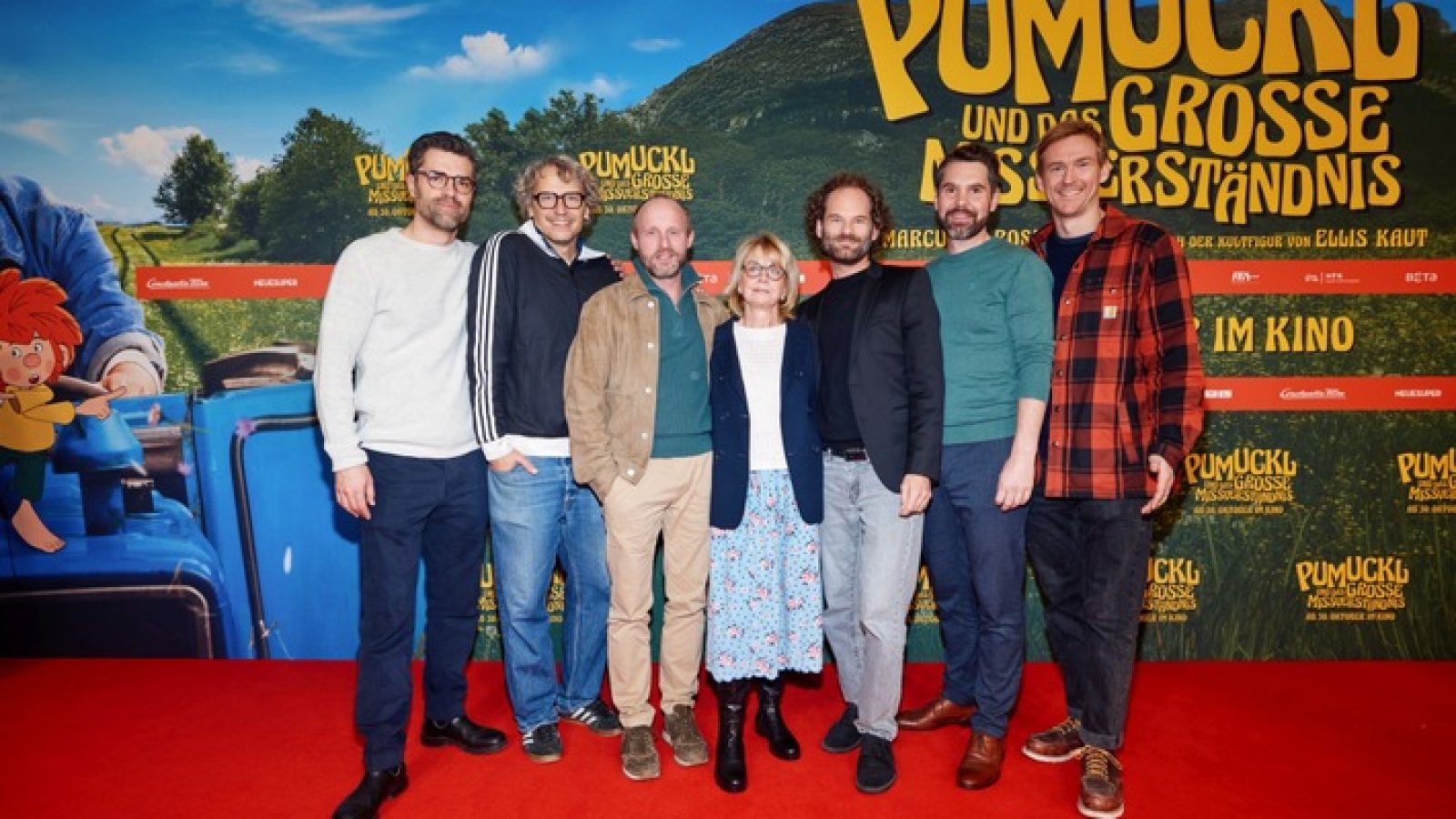 PUMUCKL UND DAS GROSSE MISSVERSTÄNDNIS, Premiere in München im Mathäser Filmpalast am 19.10.2025.
v.l.n.r.: Simon Amberger, Marcus H. Rosenmüller, Florian Brückner, Gisela Schneeberger, Maxi Schafroth, Korbinian Dufter, Simon Parente / Weiterer Text über ots und www.presseportal.de/nr/12946 / Die Verwendung dieses Bildes für redaktionelle Zwecke ist unter Beachtung aller mitgeteilten Nutzungsbedingungen zulässig und dann auch honorarfrei. Veröffentlichung ausschließlich mit Bildrechte-Hinweis.