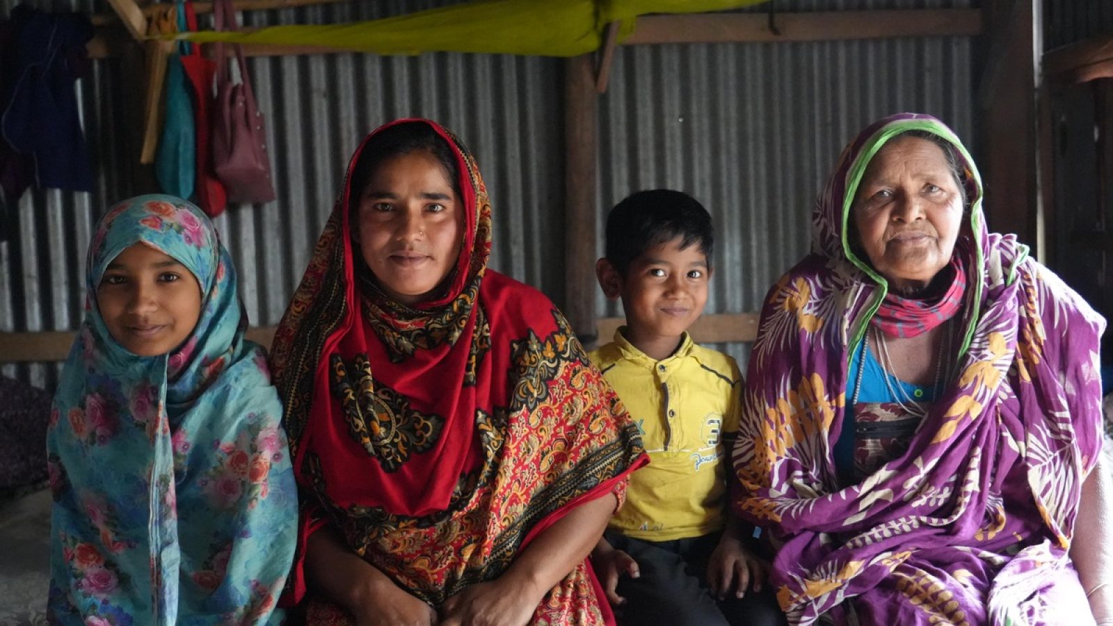 Nasimas Kinder Ibrahim und Morium freuen sich über das Ramadanpaket und kichern beim Familienporträit mit ihrer Oma. / Weiterer Text über ots und www.presseportal.de/nr/50131 / Die Verwendung dieses Bildes für redaktionelle Zwecke ist unter Beachtung aller mitgeteilten Nutzungsbedingungen zulässig und dann auch honorarfrei. Veröffentlichung ausschließlich mit Bildrechte-Hinweis.