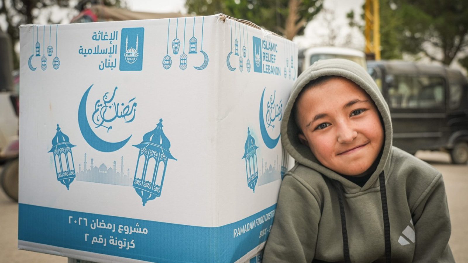 Ein Kind im Libanon freut sich über das Ramadan-Lebensmittelpaket für seine Familie. / Weiterer Text über ots und www.presseportal.de/nr/50131 / Die Verwendung dieses Bildes für redaktionelle Zwecke ist unter Beachtung aller mitgeteilten Nutzungsbedingungen zulässig und dann auch honorarfrei. Veröffentlichung ausschließlich mit Bildrechte-Hinweis.