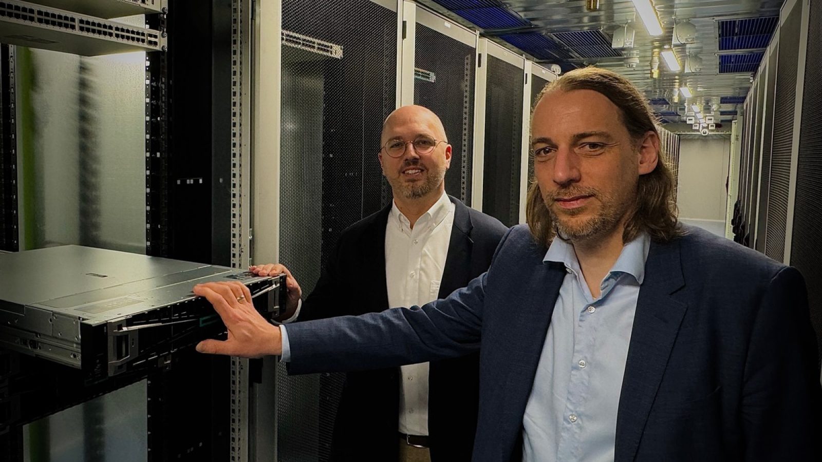 v.l.n.r.: Dr. Jens Meier, CEO Stadtwerke Lübeck Gruppe; Christoph Schweizer, COO Stadtwerke Lübeck Gruppe / Weiterer Text über ots und www.presseportal.de/nr/180472 / Die Verwendung dieses Bildes für redaktionelle Zwecke ist unter Beachtung aller mitgeteilten Nutzungsbedingungen zulässig und dann auch honorarfrei. Veröffentlichung ausschließlich mit Bildrechte-Hinweis.